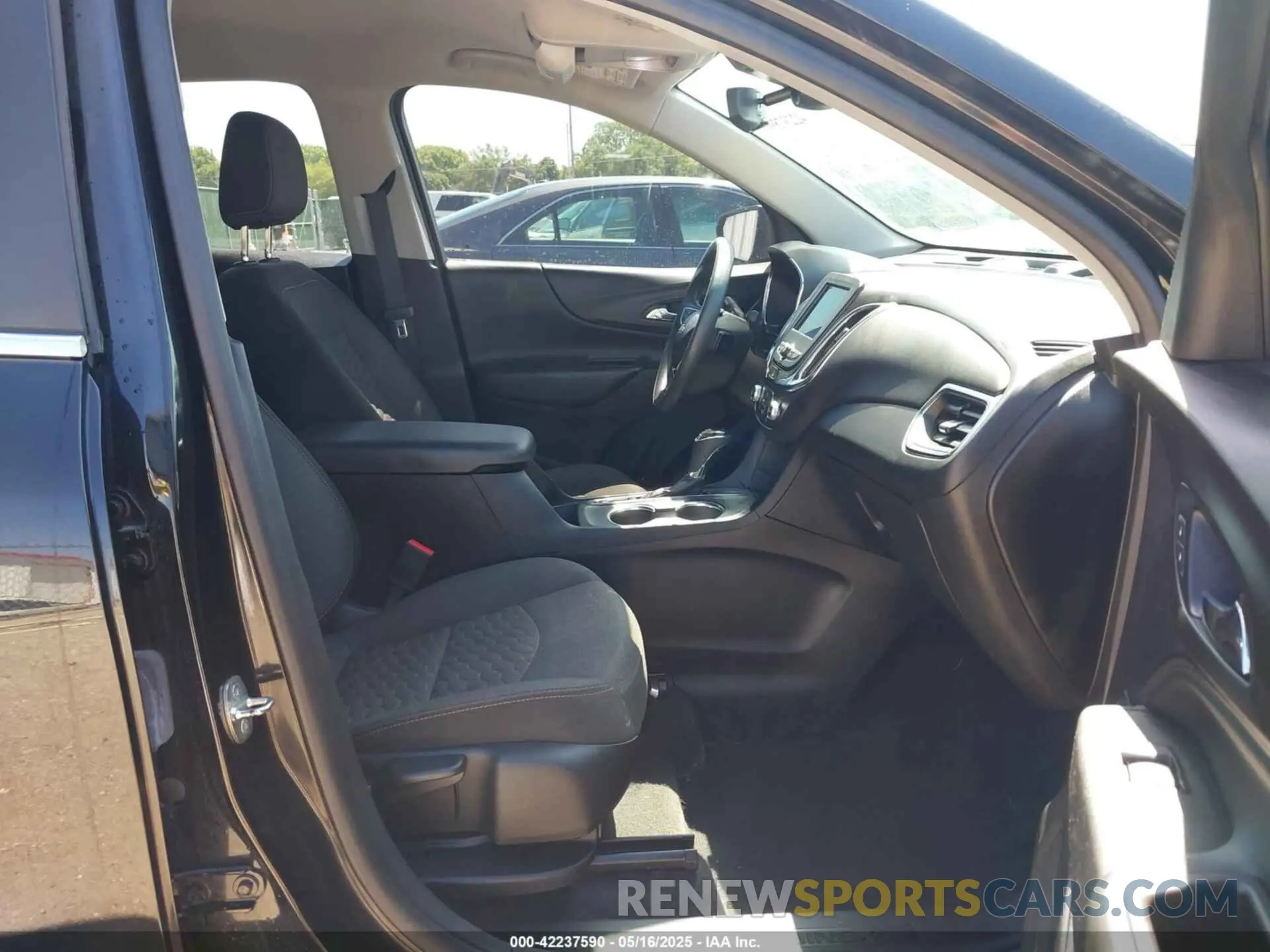 5 Photograph of a damaged car 2GNAXKEV3M6139382 CHEVROLET EQUINOX 2021