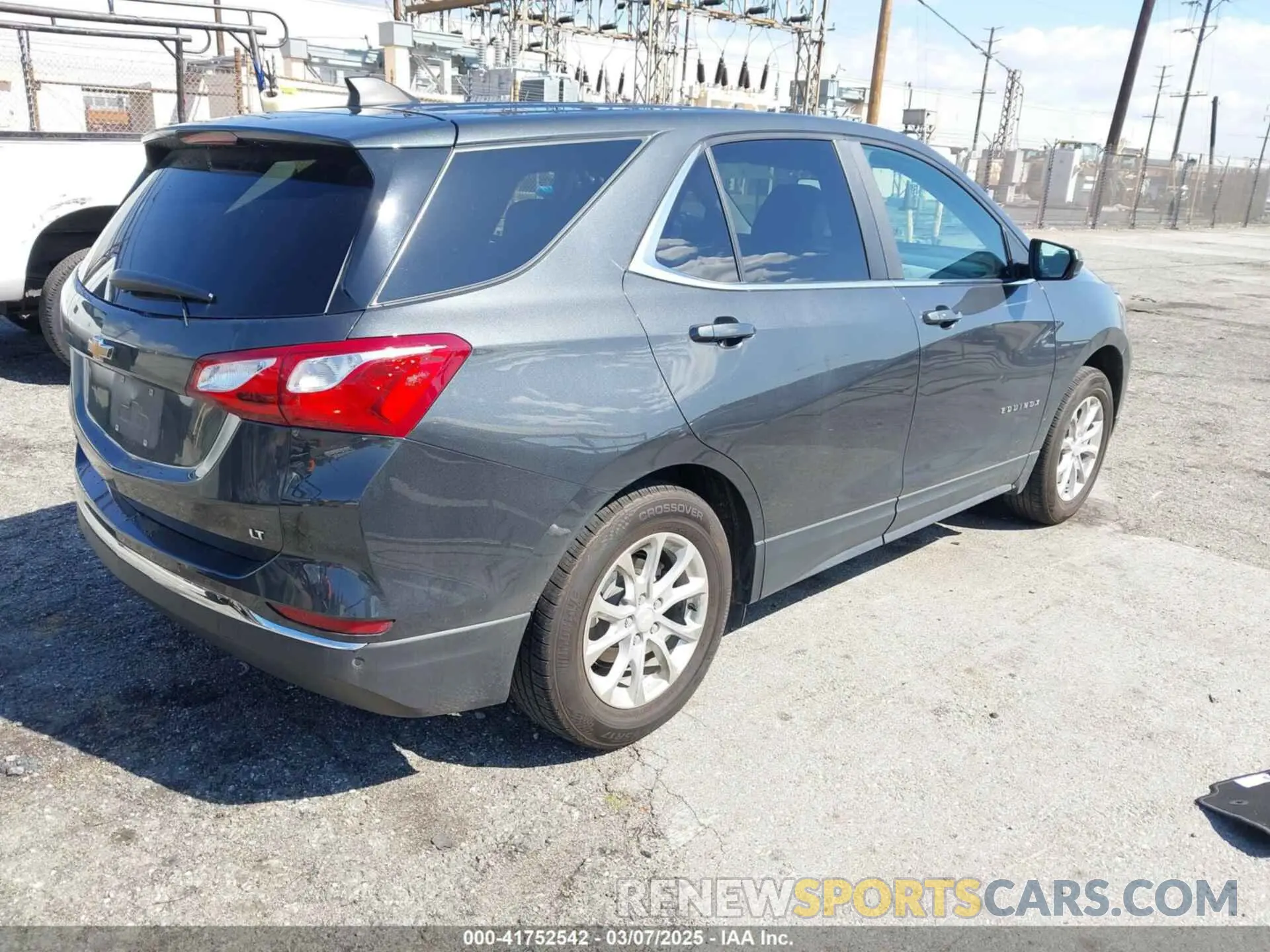 4 Фотография поврежденного автомобиля 2GNAXKEV4M6125300 CHEVROLET EQUINOX 2021