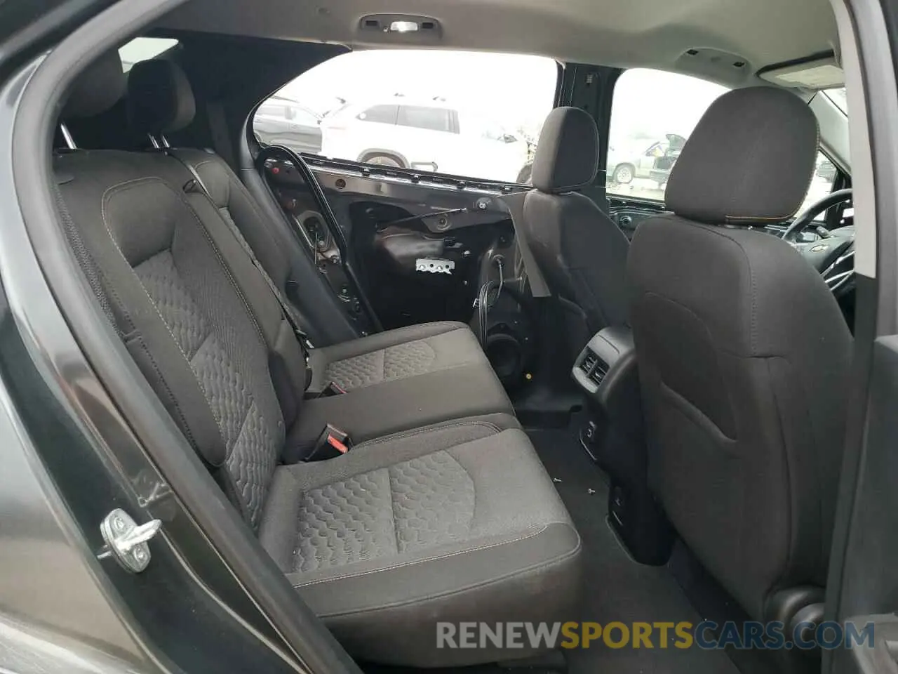 11 Photograph of a damaged car 2GNAXKEV5M6119960 CHEVROLET EQUINOX 2021
