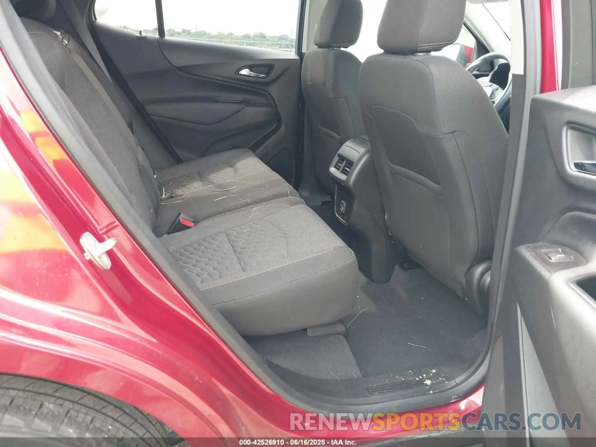 8 Photograph of a damaged car 2GNAXKEV5M6138783 CHEVROLET EQUINOX 2021