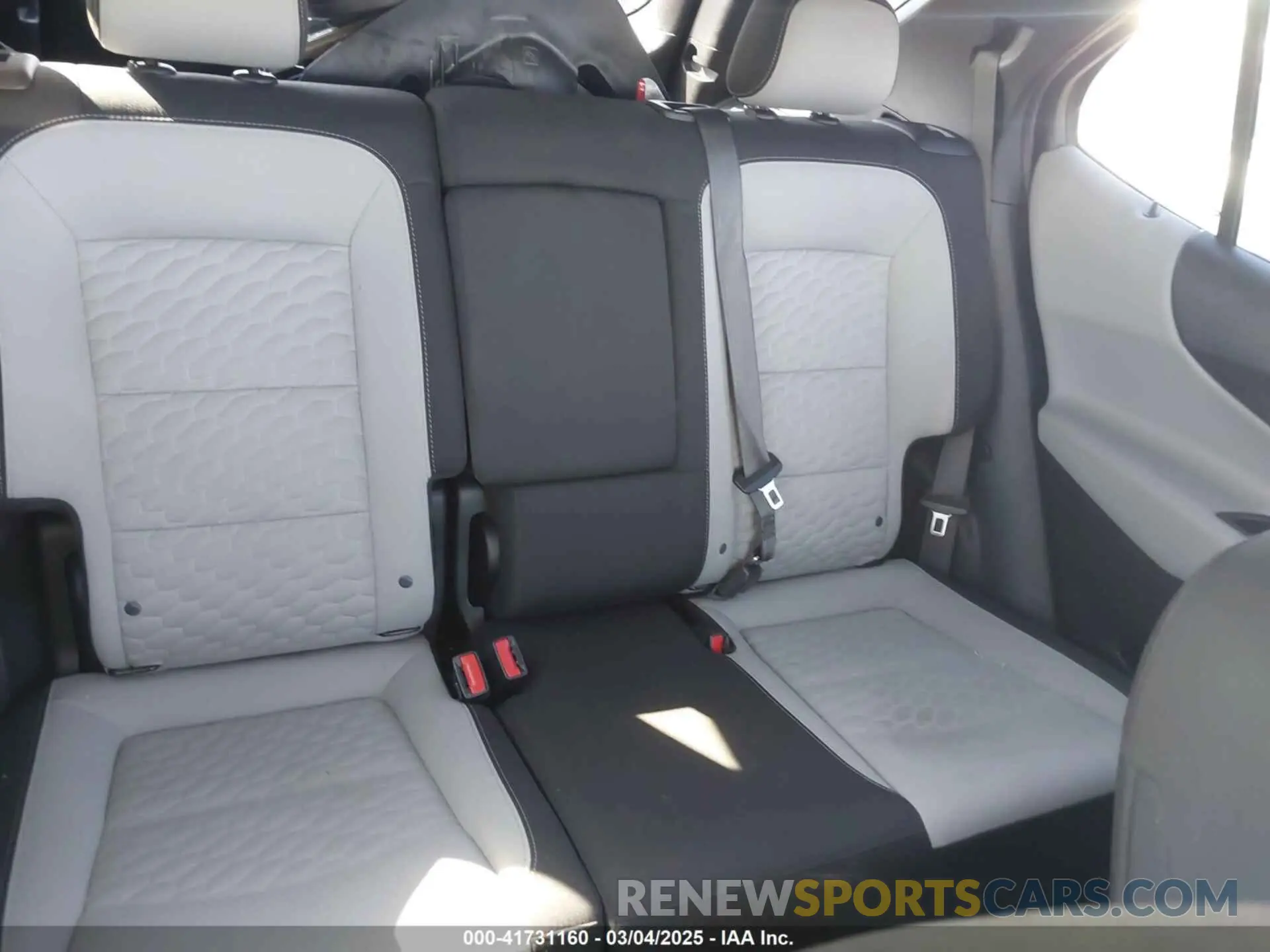 8 Photograph of a damaged car 2GNAXKEV6M6112936 CHEVROLET EQUINOX 2021