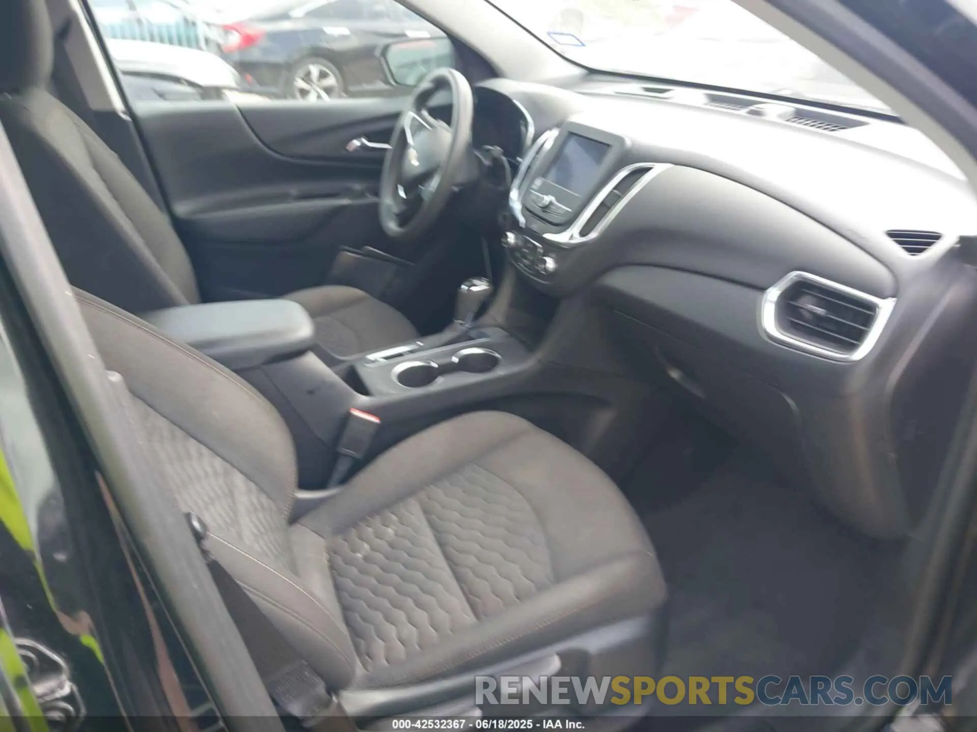 5 Photograph of a damaged car 2GNAXKEV6M6131275 CHEVROLET EQUINOX 2021