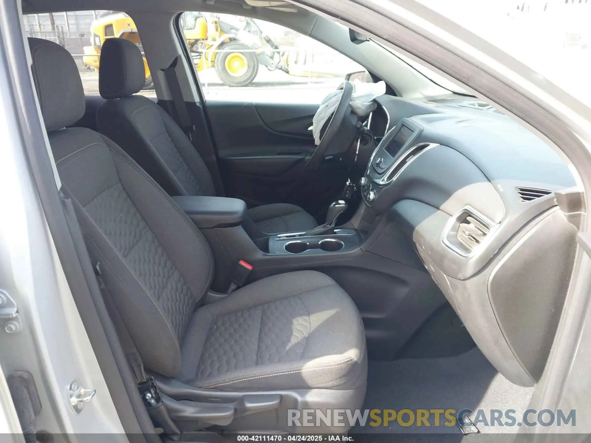 5 Photograph of a damaged car 2GNAXKEV8M6103073 CHEVROLET EQUINOX 2021