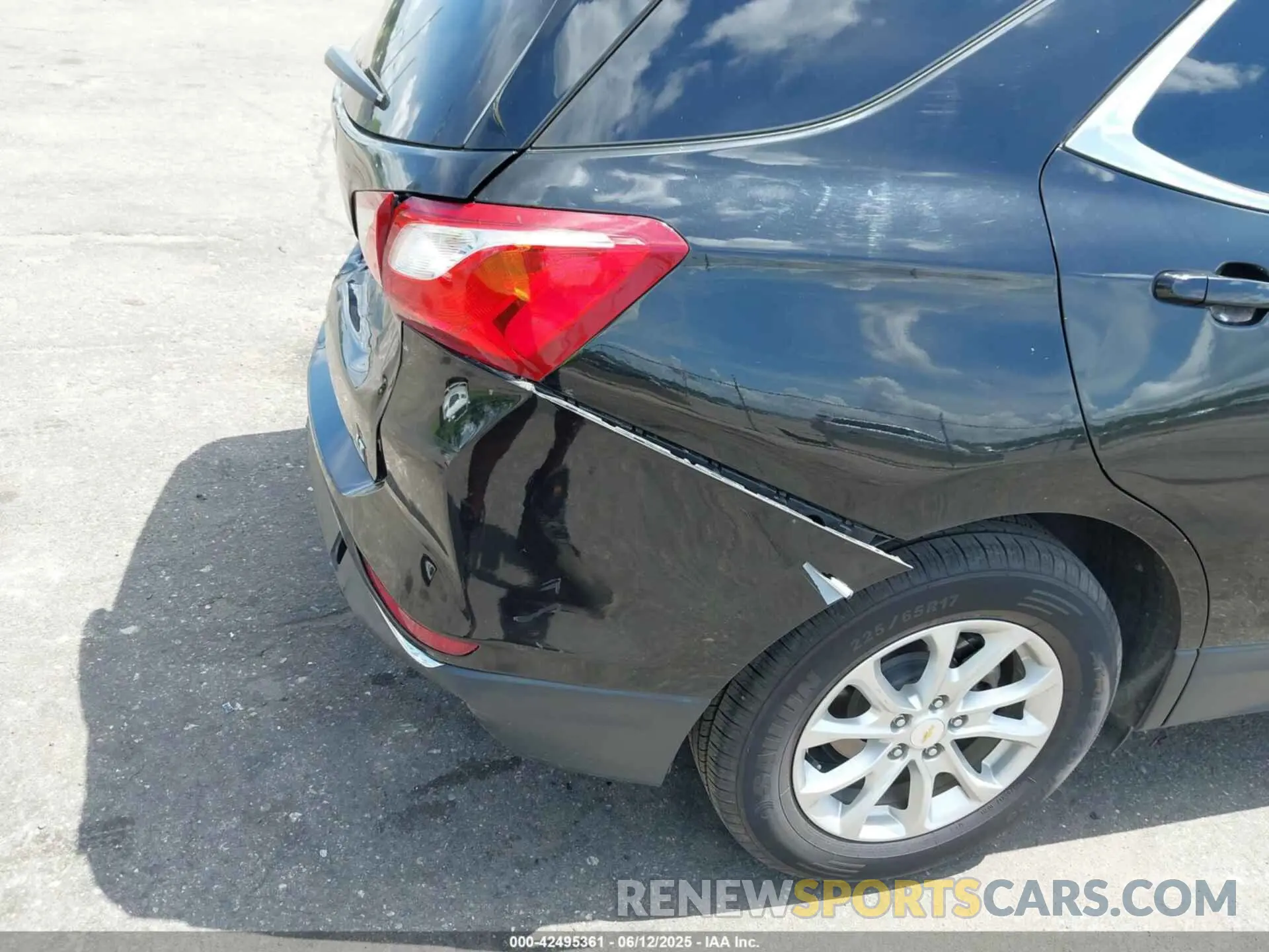 18 Photograph of a damaged car 2GNAXKEV8M6126563 CHEVROLET EQUINOX 2021