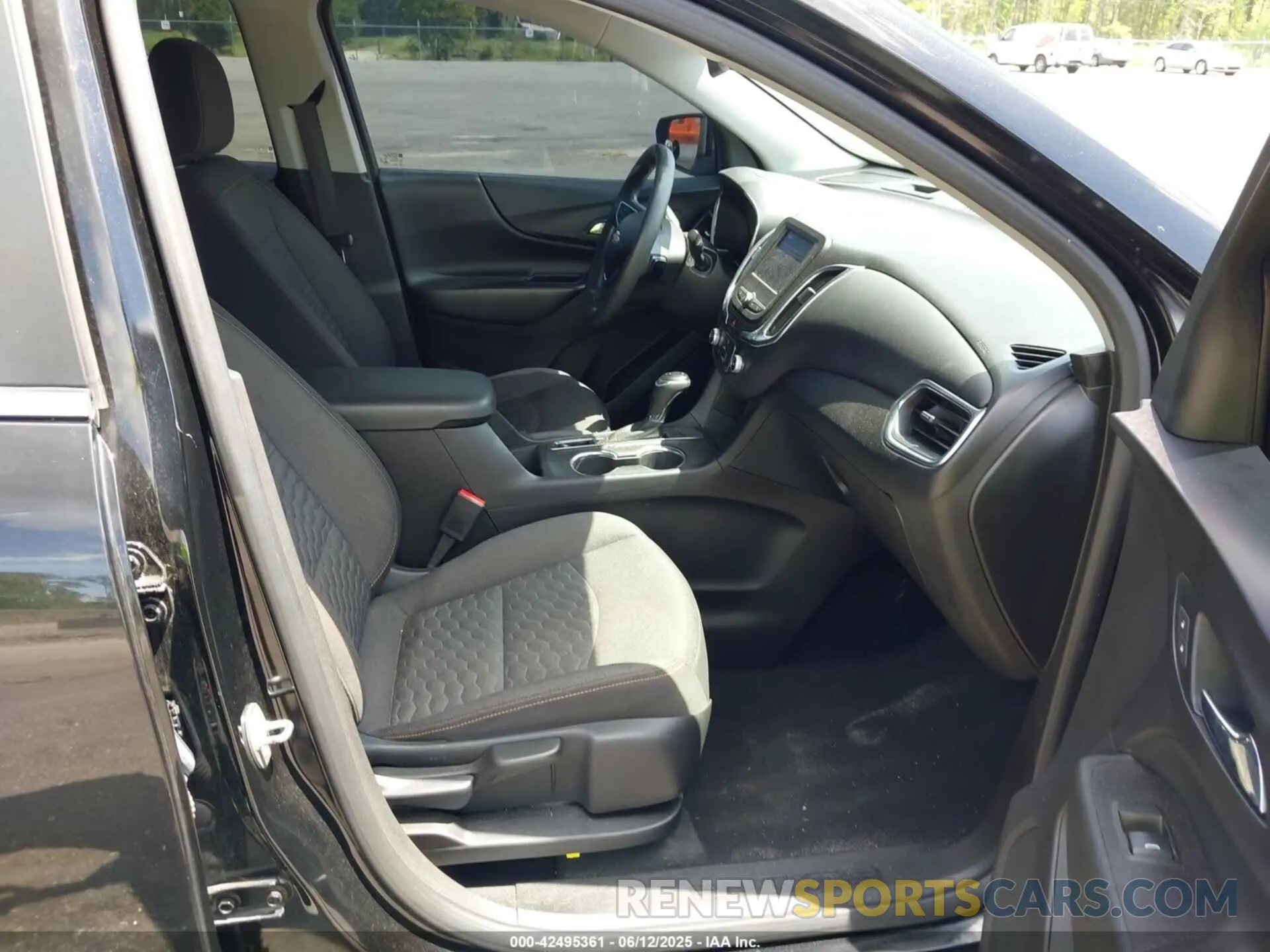 5 Photograph of a damaged car 2GNAXKEV8M6126563 CHEVROLET EQUINOX 2021