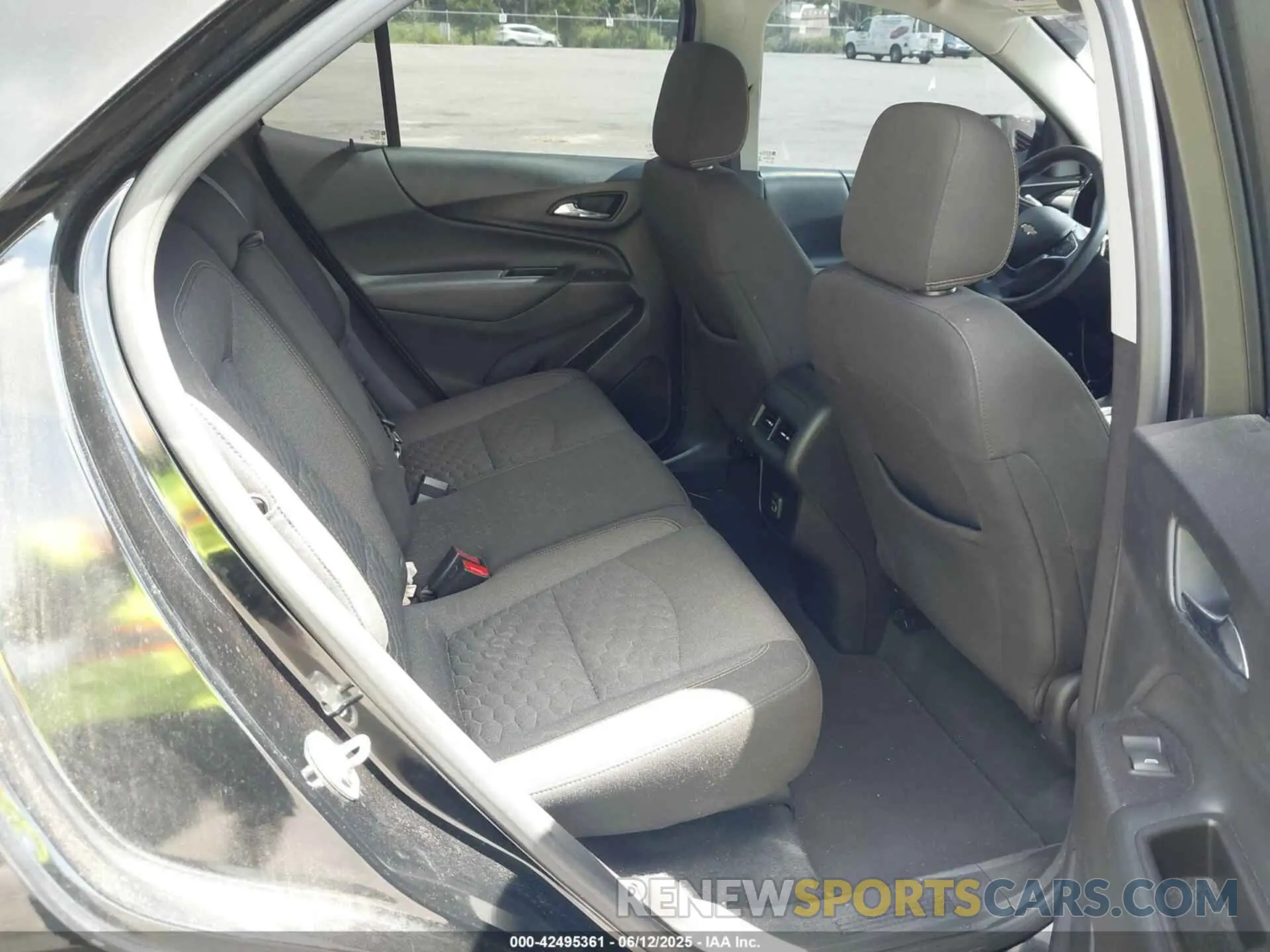 8 Photograph of a damaged car 2GNAXKEV8M6126563 CHEVROLET EQUINOX 2021