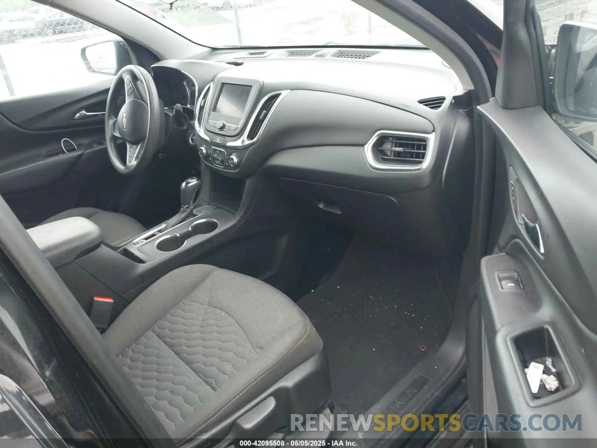 5 Photograph of a damaged car 2GNAXKEV9M6103650 CHEVROLET EQUINOX 2021