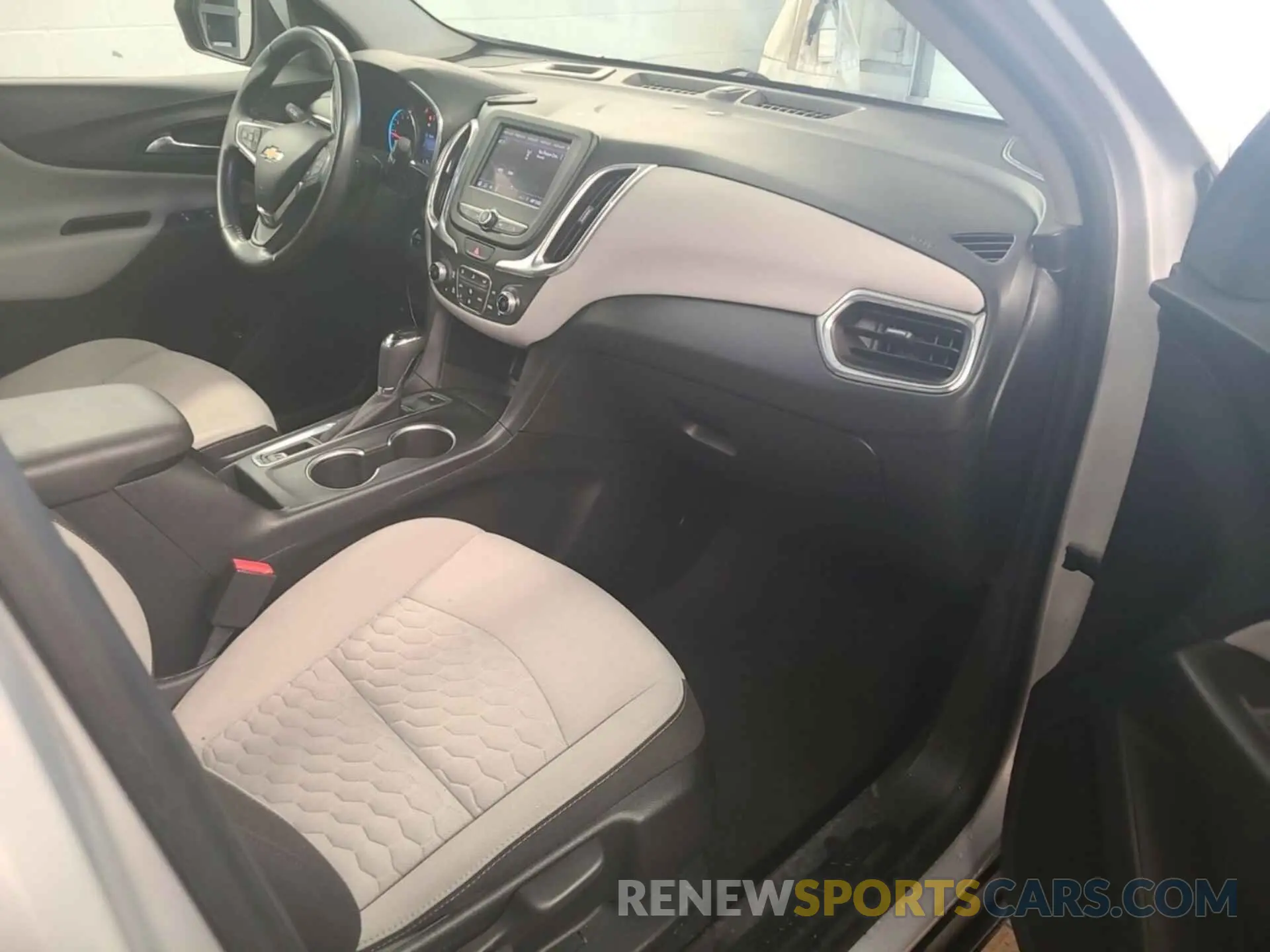 24 Photograph of a damaged car 2GNAXTEV6M6107161 CHEVROLET EQUINOX 2021