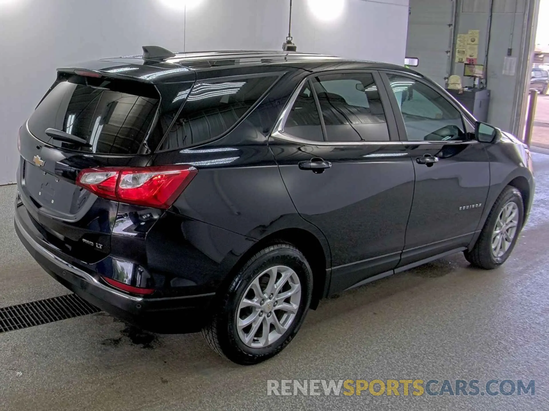 17 Photograph of a damaged car 2GNAXTEV6M6108181 CHEVROLET EQUINOX 2021