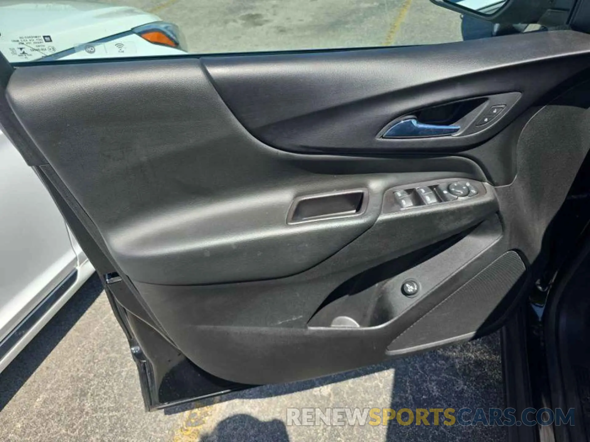 8 Photograph of a damaged car 2GNAXTEV6M6108231 CHEVROLET EQUINOX 2021