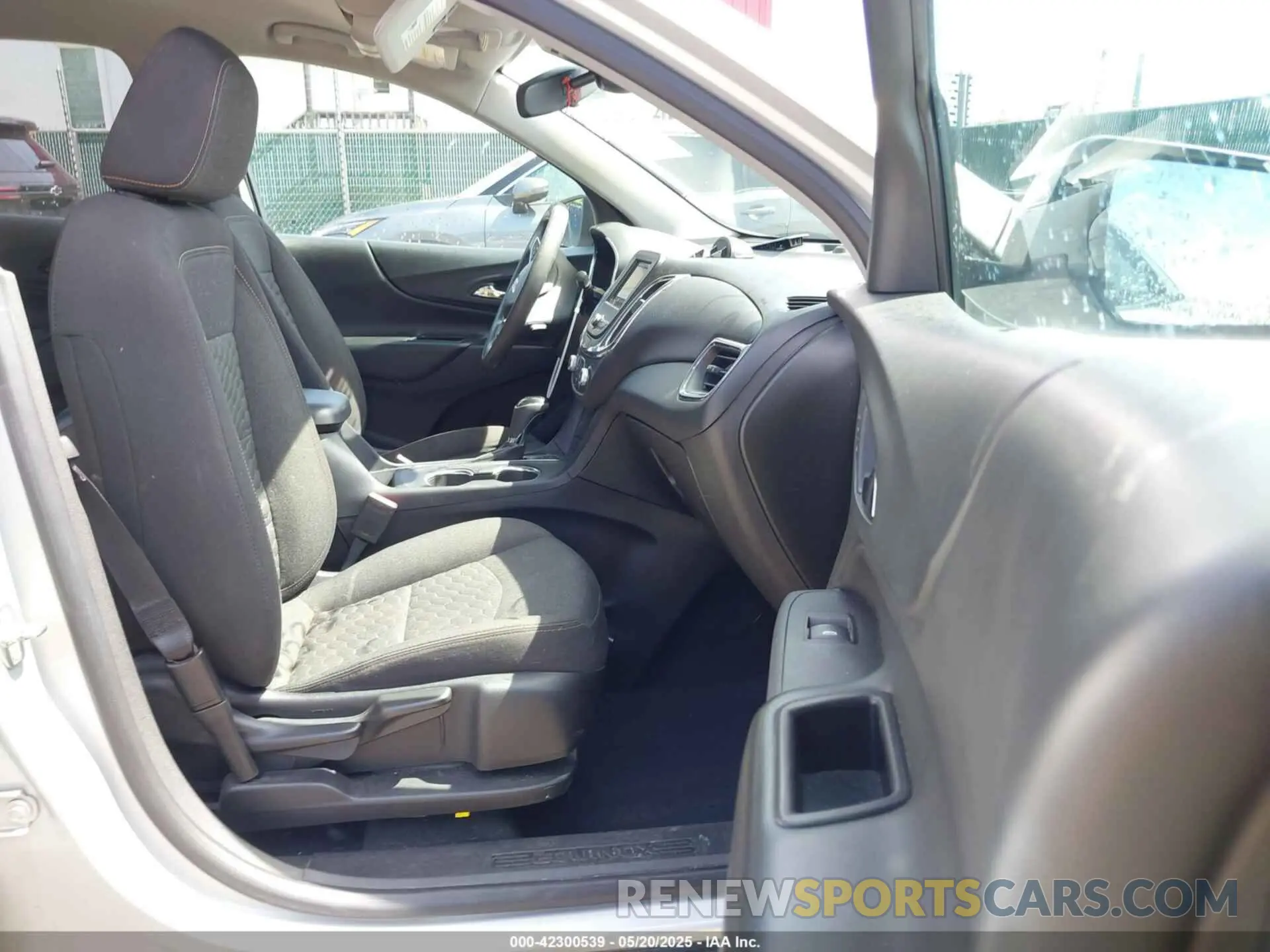 5 Фотография поврежденного автомобиля 2GNAXUEV0M6106898 CHEVROLET EQUINOX 2021