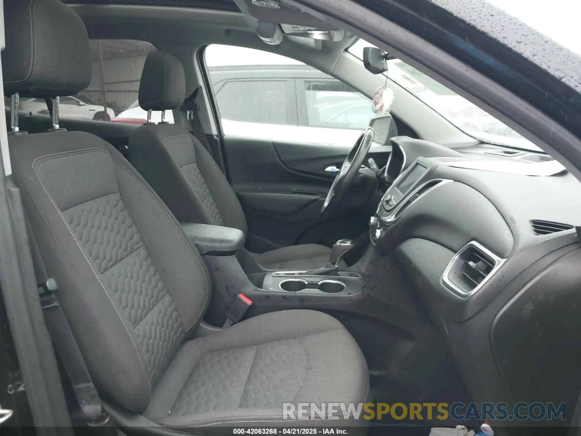 5 Photograph of a damaged car 2GNAXUEV1M6109163 CHEVROLET EQUINOX 2021