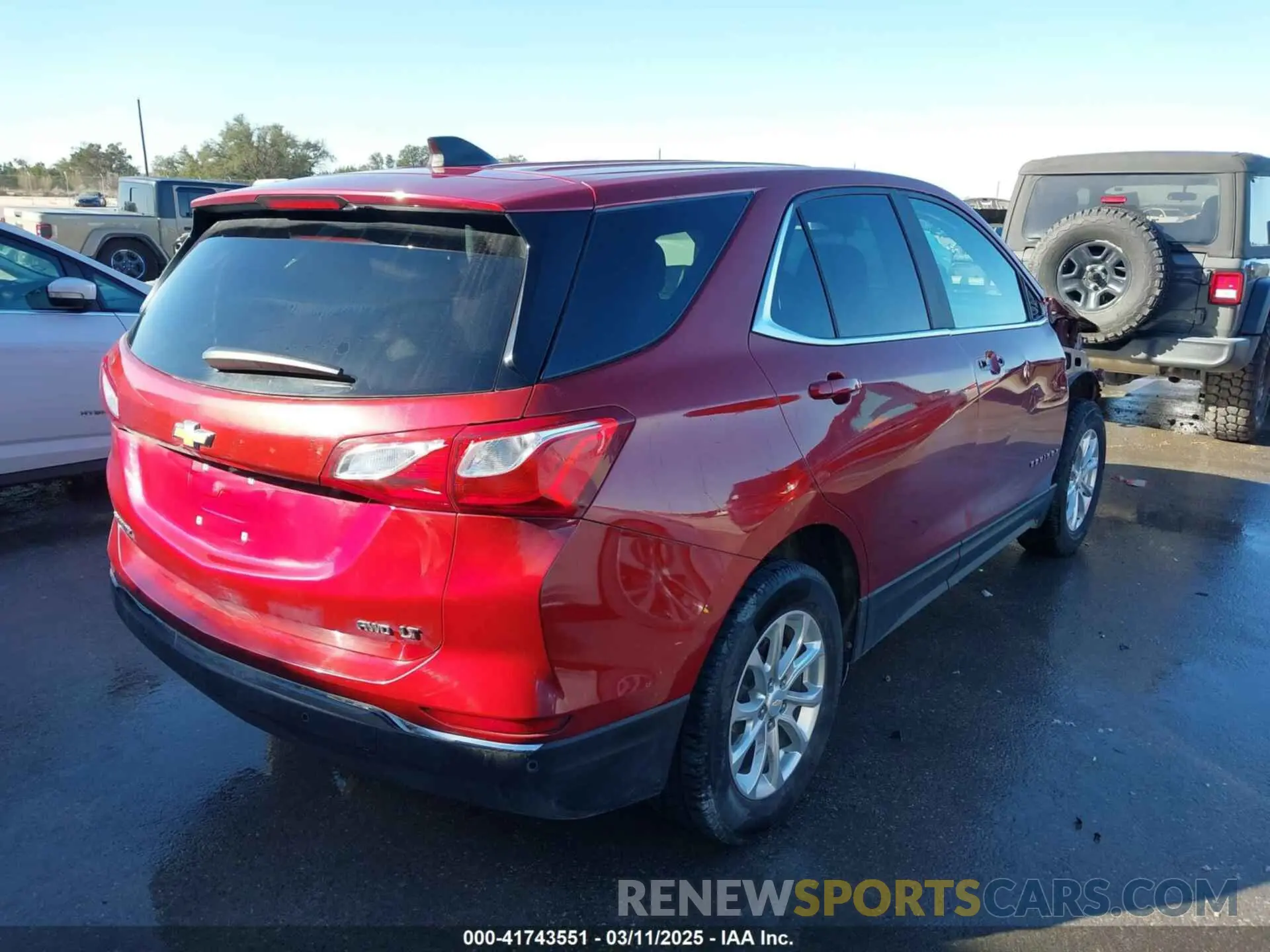 4 Photograph of a damaged car 2GNAXUEV2M6160753 CHEVROLET EQUINOX 2021