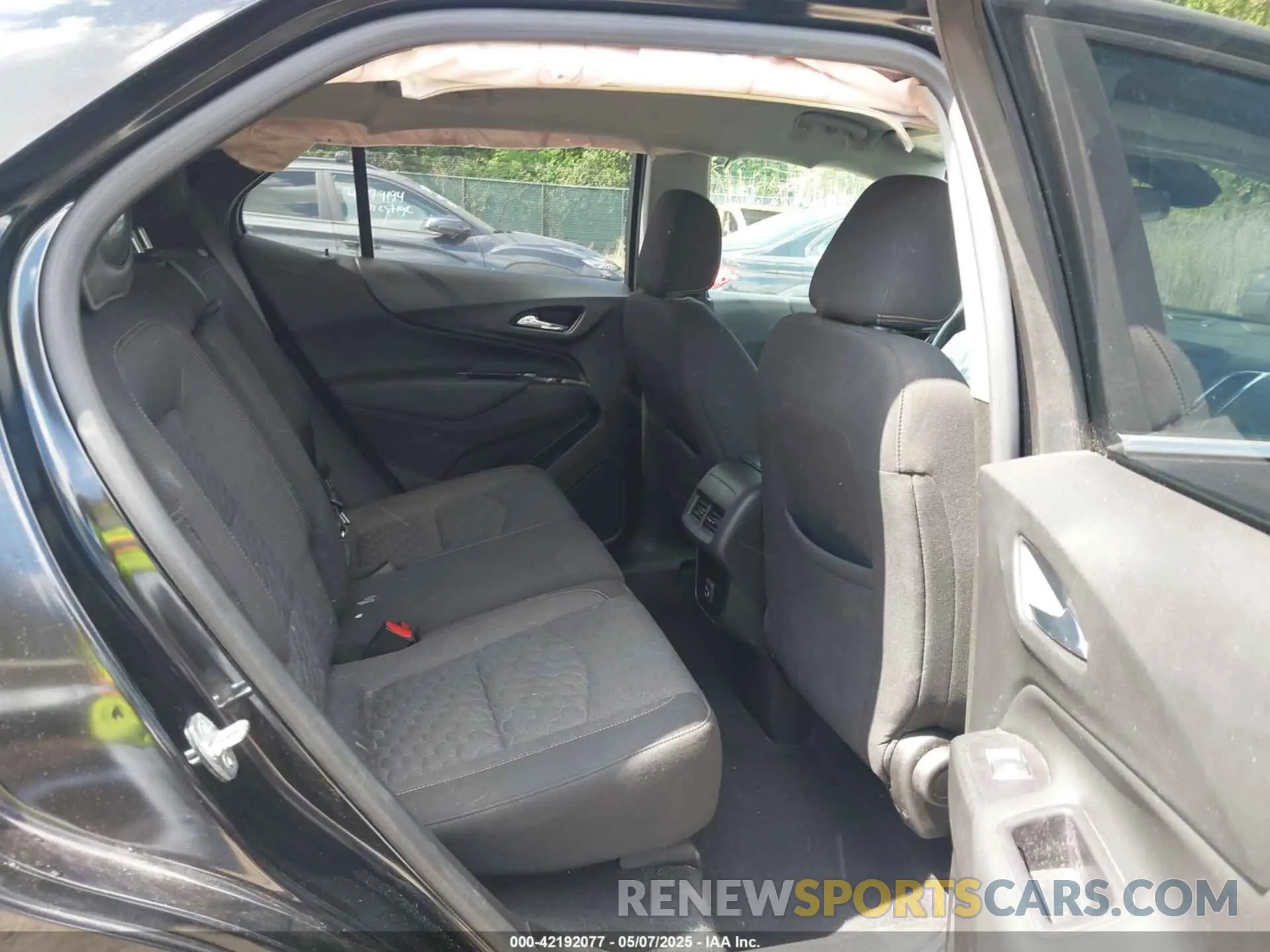 8 Photograph of a damaged car 2GNAXUEV3M6113263 CHEVROLET EQUINOX 2021