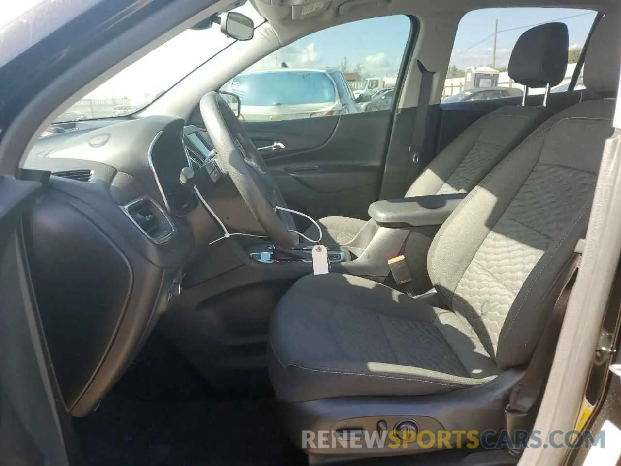 7 Photograph of a damaged car 2GNAXUEV6M6136987 CHEVROLET EQUINOX 2021