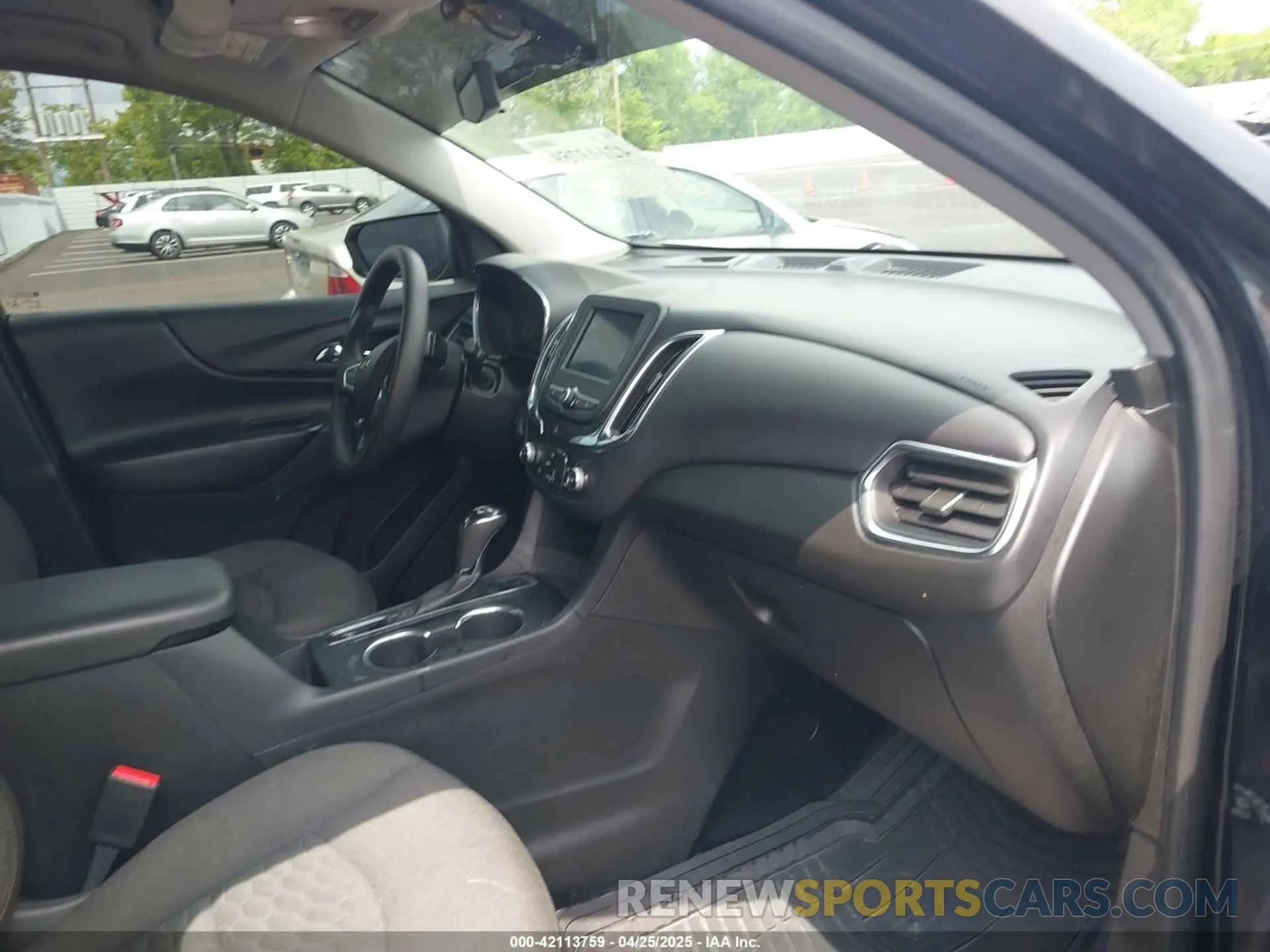 5 Photograph of a damaged car 2GNAXUEV8M6113730 CHEVROLET EQUINOX 2021