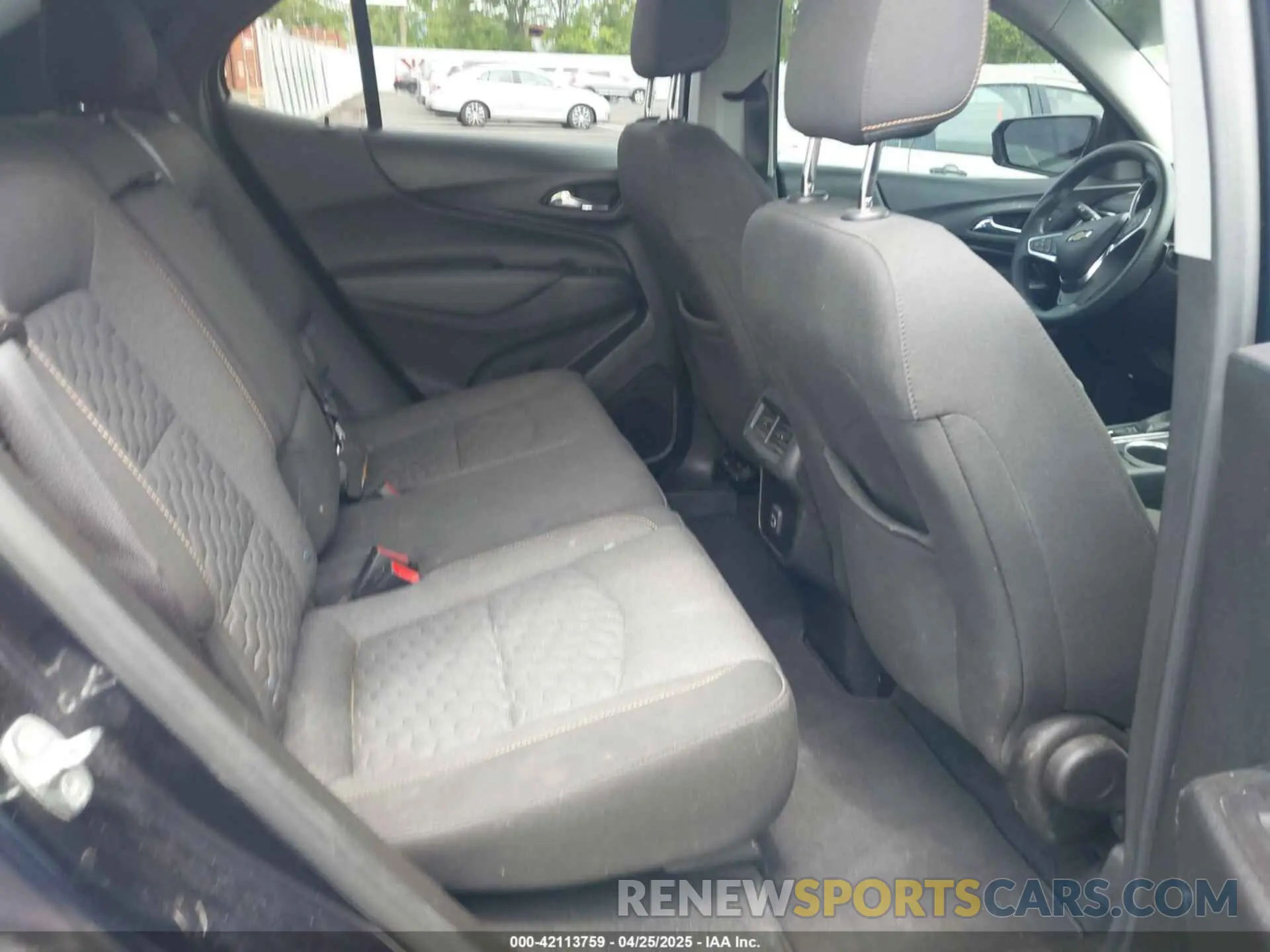 8 Photograph of a damaged car 2GNAXUEV8M6113730 CHEVROLET EQUINOX 2021