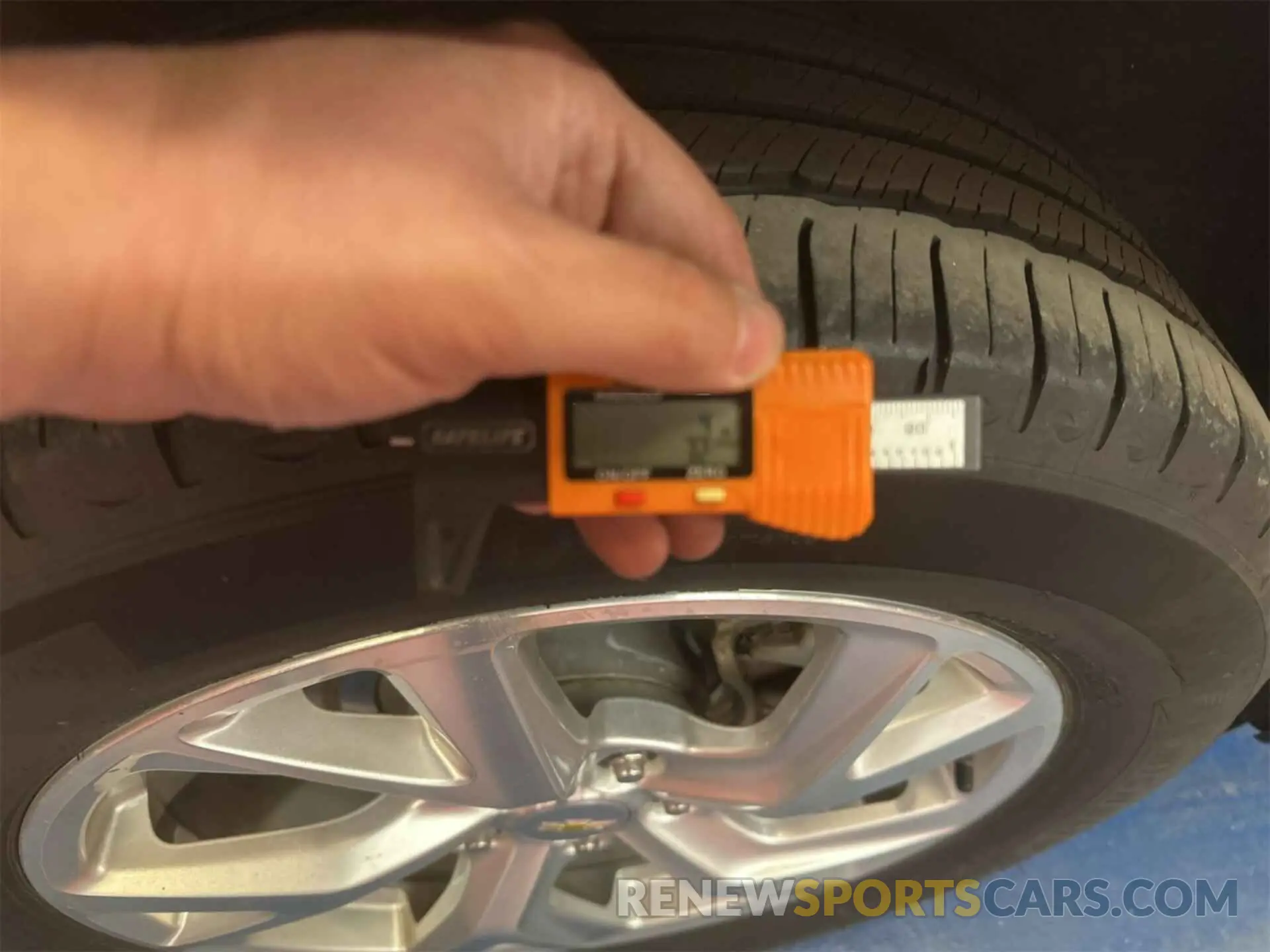 21 Photograph of a damaged car 2GNAXXEV7M6106060 CHEVROLET EQUINOX 2021