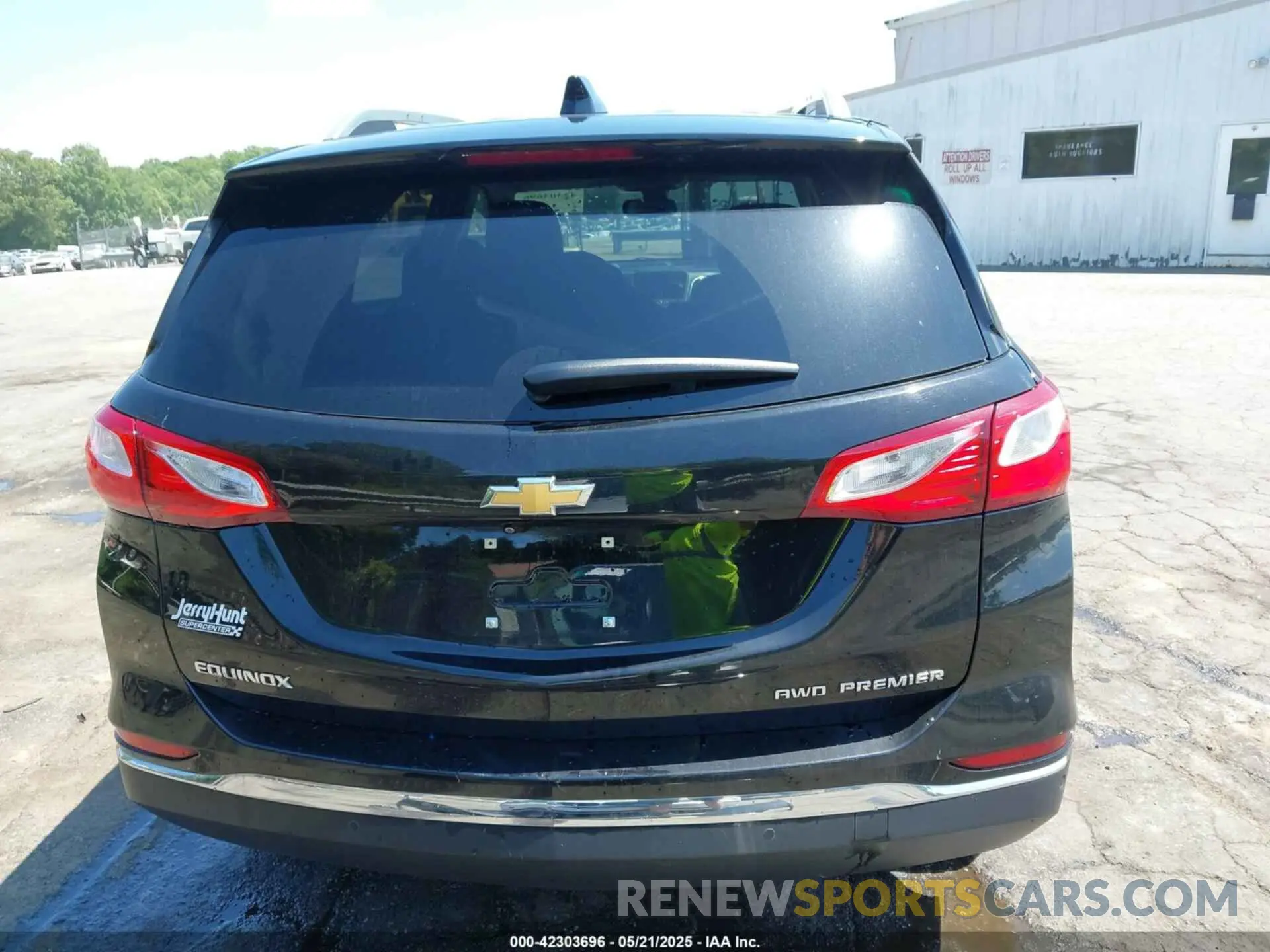17 Photograph of a damaged car 2GNAXXEV8M6143697 CHEVROLET EQUINOX 2021