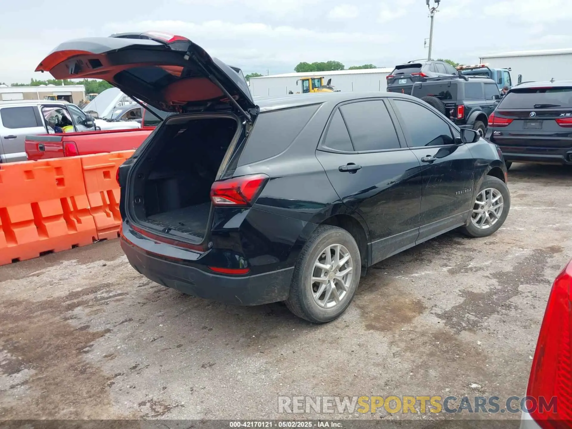 4 Photograph of a damaged car 2GNAXHEV0N6135276 CHEVROLET EQUINOX 2022