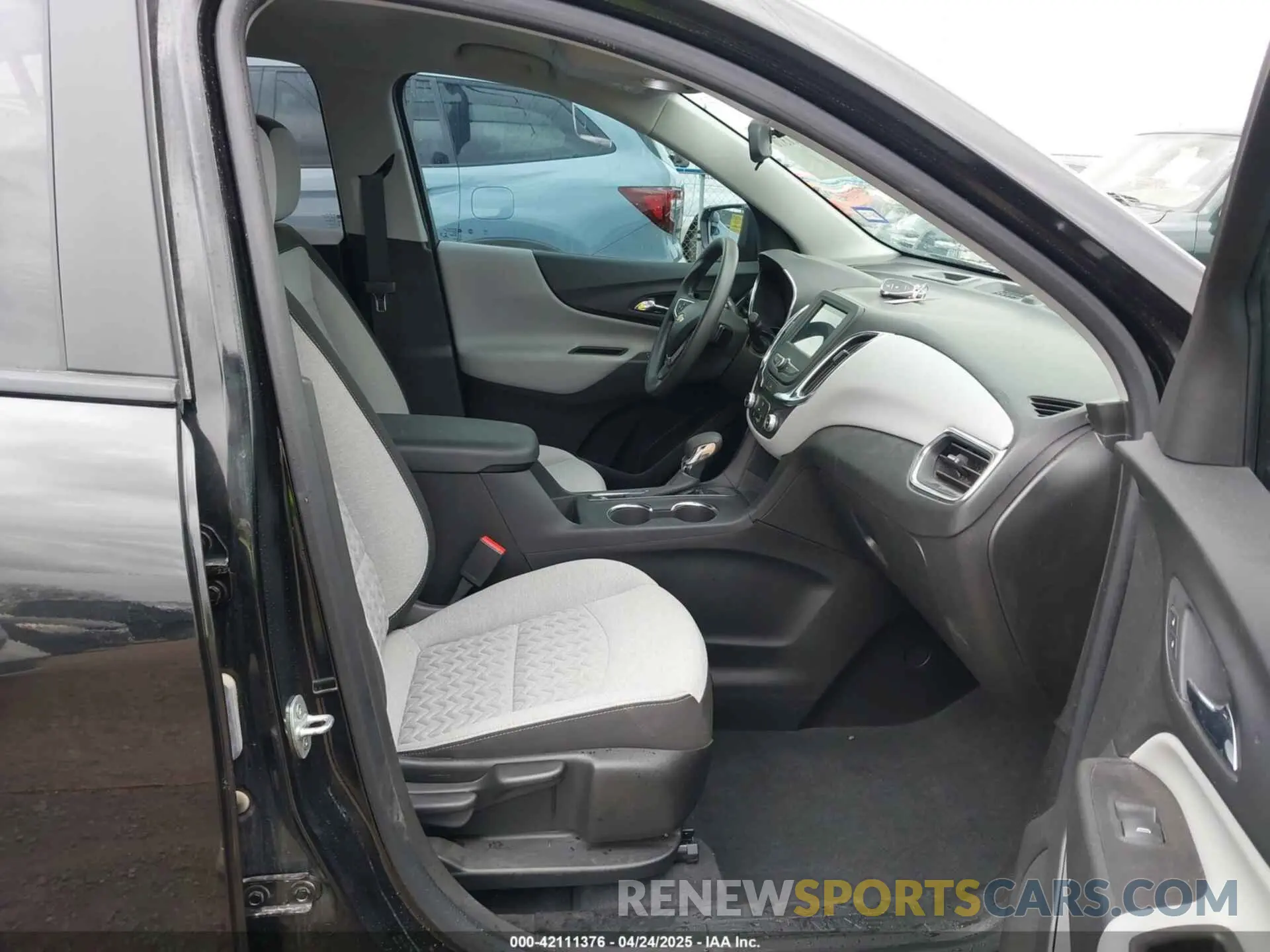 5 Photograph of a damaged car 2GNAXHEV0N6136170 CHEVROLET EQUINOX 2022