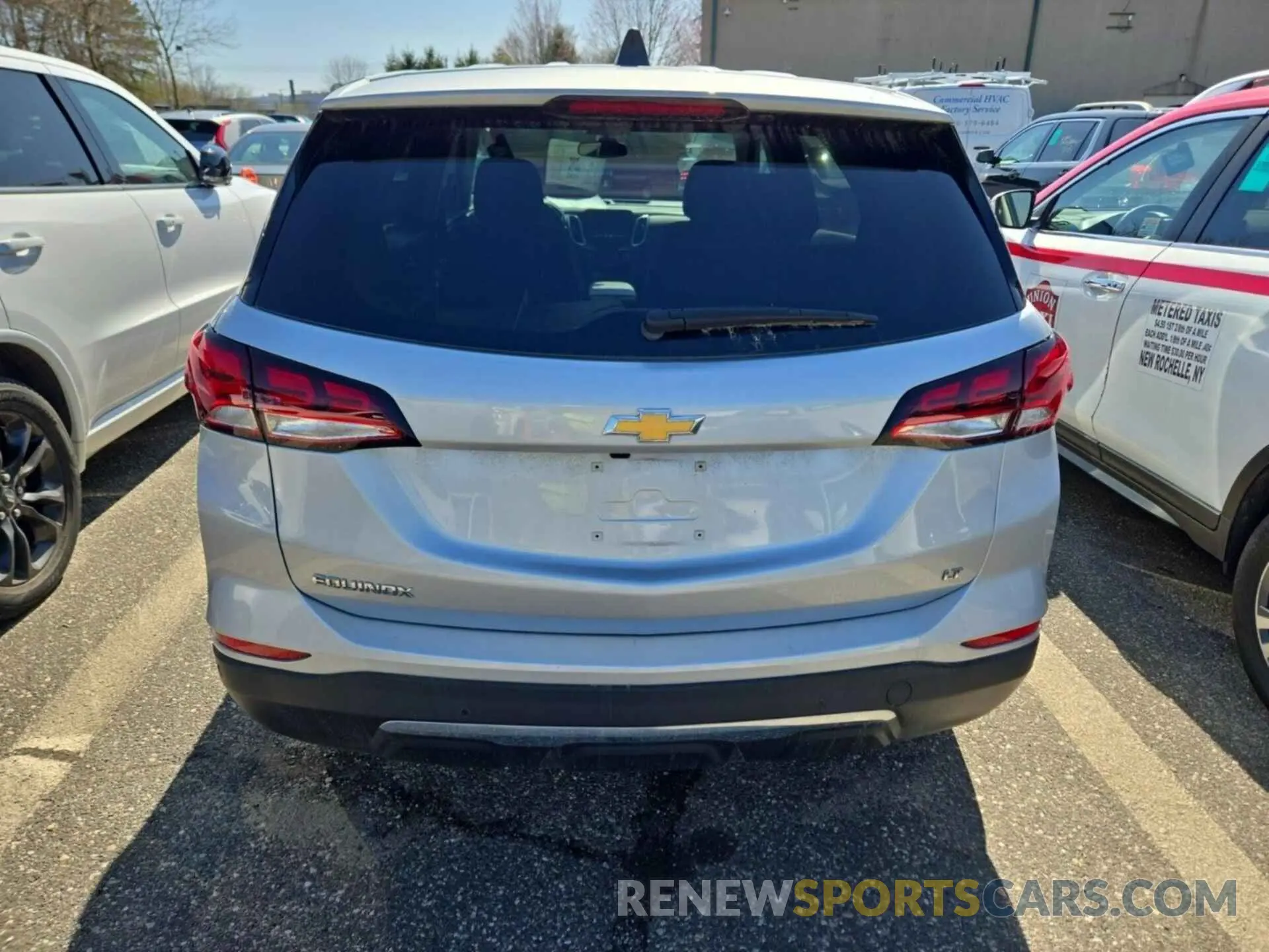 25 Photograph of a damaged car 2GNAXJEV1N6121104 CHEVROLET EQUINOX 2022