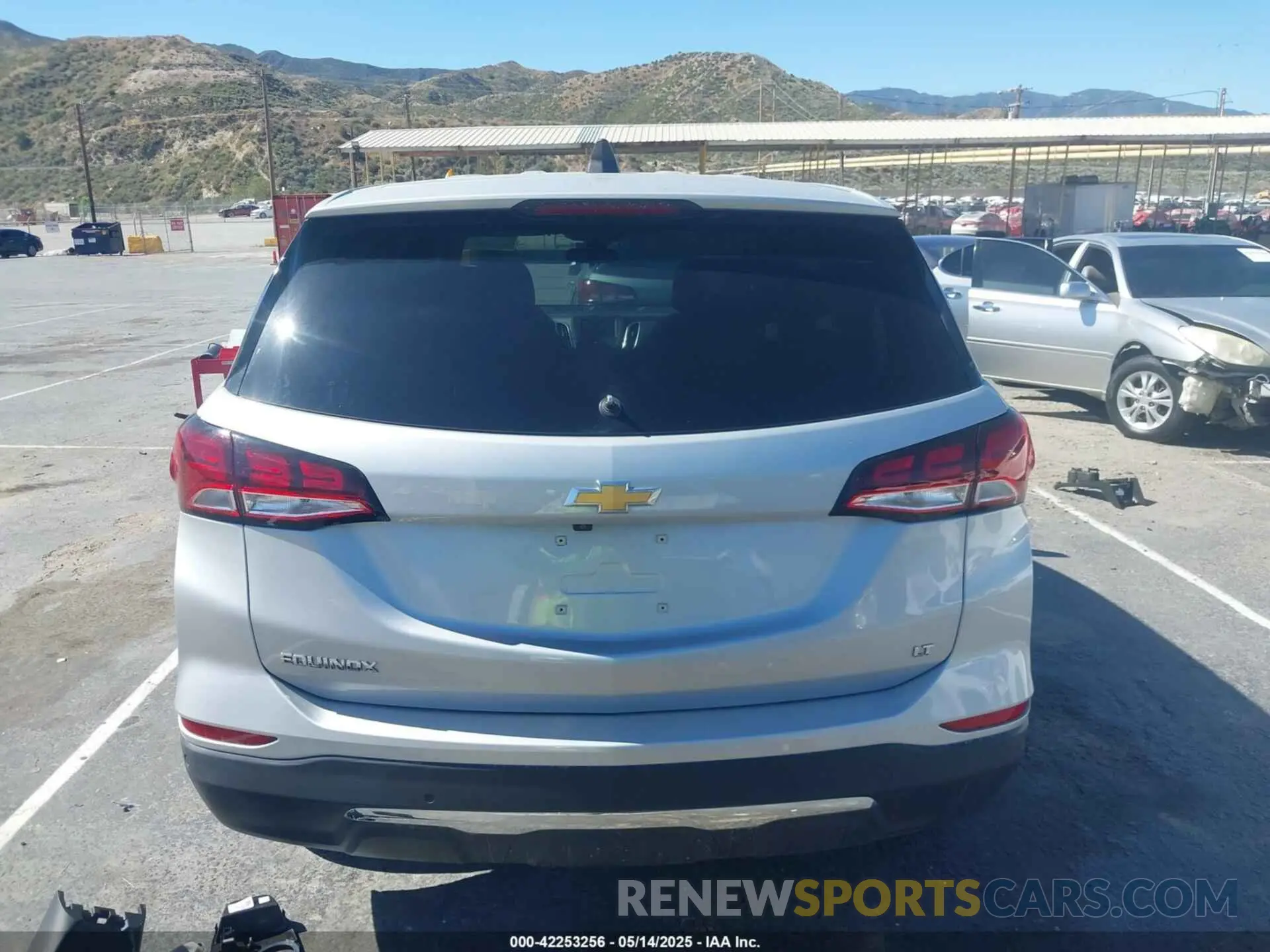 17 Photograph of a damaged car 2GNAXJEV7N6140109 CHEVROLET EQUINOX 2022