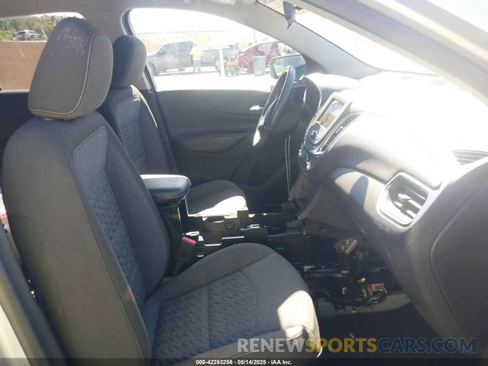 5 Photograph of a damaged car 2GNAXJEV7N6140109 CHEVROLET EQUINOX 2022