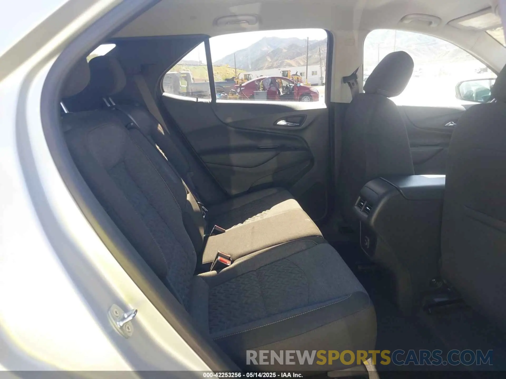 8 Photograph of a damaged car 2GNAXJEV7N6140109 CHEVROLET EQUINOX 2022