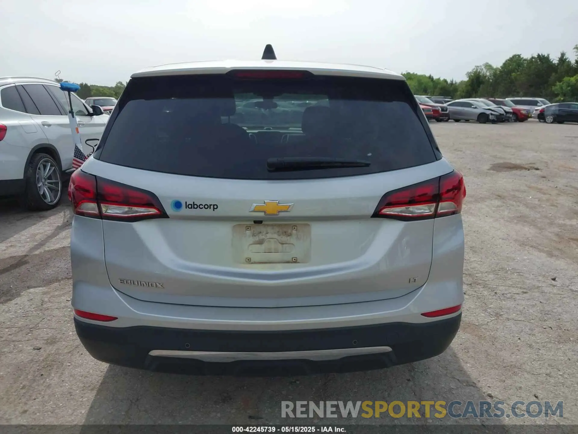 17 Photograph of a damaged car 2GNAXJEV9N6138247 CHEVROLET EQUINOX 2022