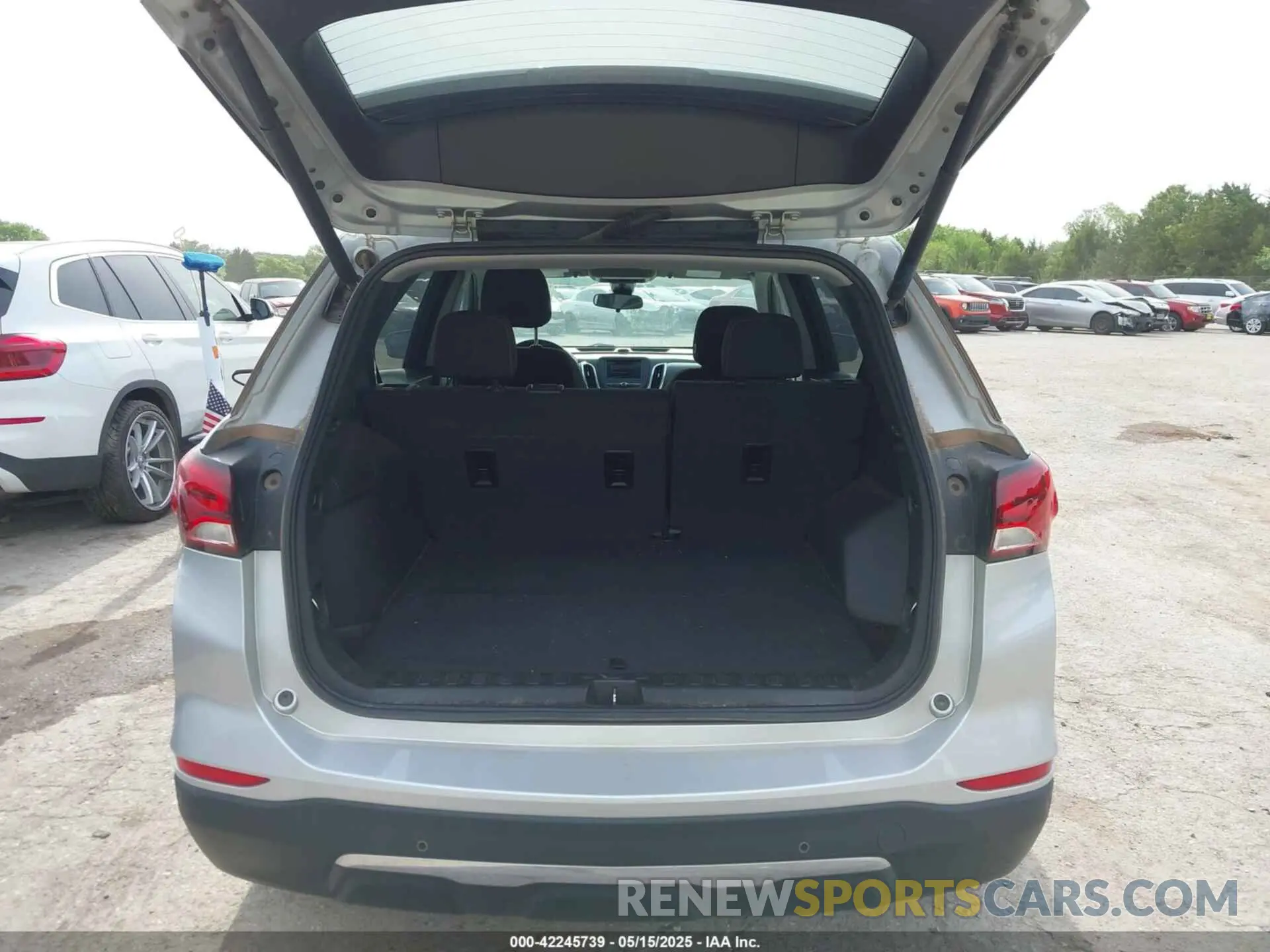 18 Photograph of a damaged car 2GNAXJEV9N6138247 CHEVROLET EQUINOX 2022