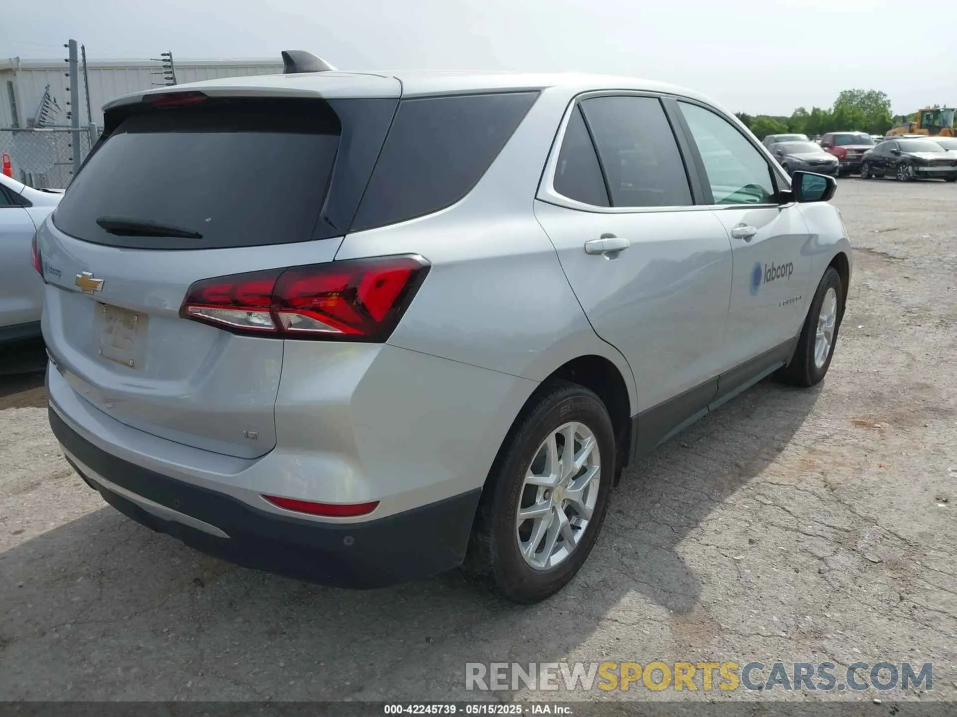 4 Photograph of a damaged car 2GNAXJEV9N6138247 CHEVROLET EQUINOX 2022