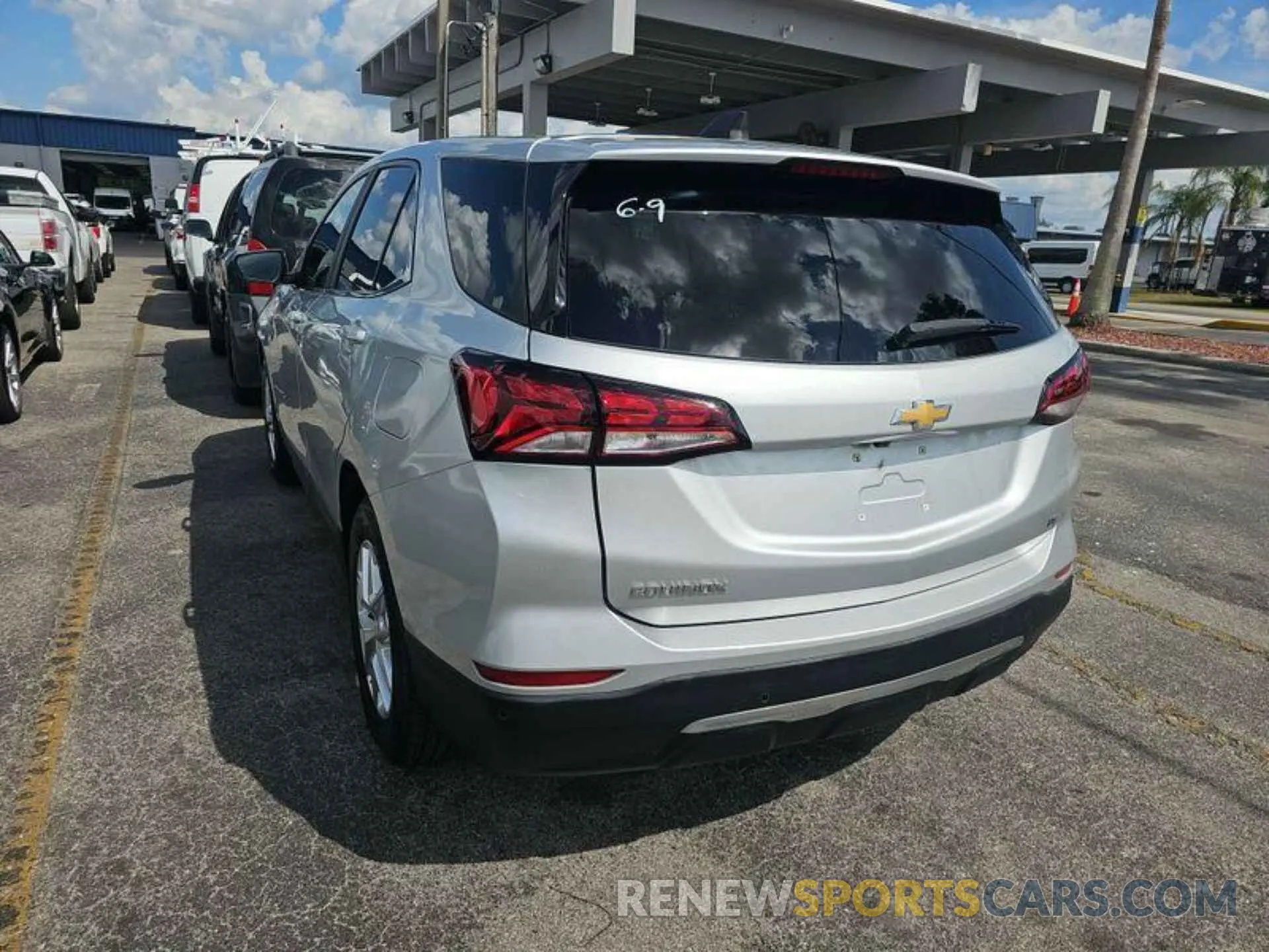 8 Photograph of a damaged car 2GNAXKEV1N6121965 CHEVROLET EQUINOX 2022