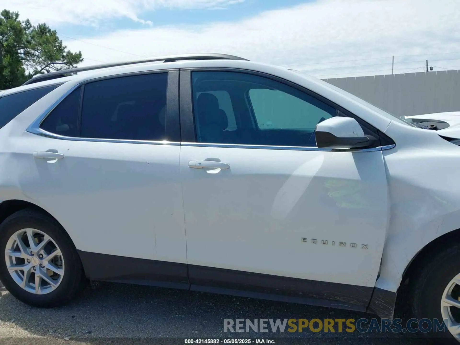 12 Photograph of a damaged car 2GNAXKEV2N6117696 CHEVROLET EQUINOX 2022