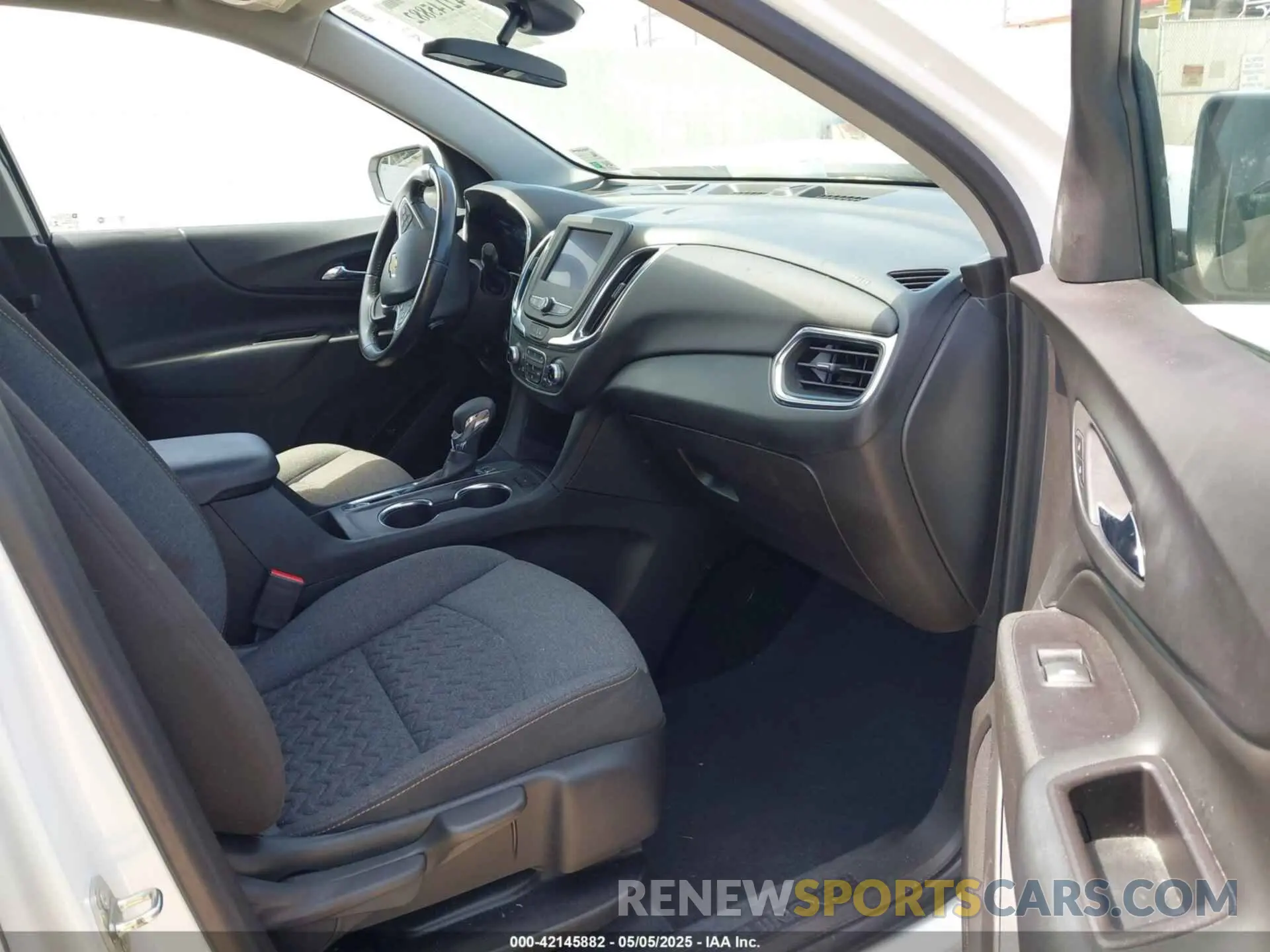 5 Photograph of a damaged car 2GNAXKEV2N6117696 CHEVROLET EQUINOX 2022