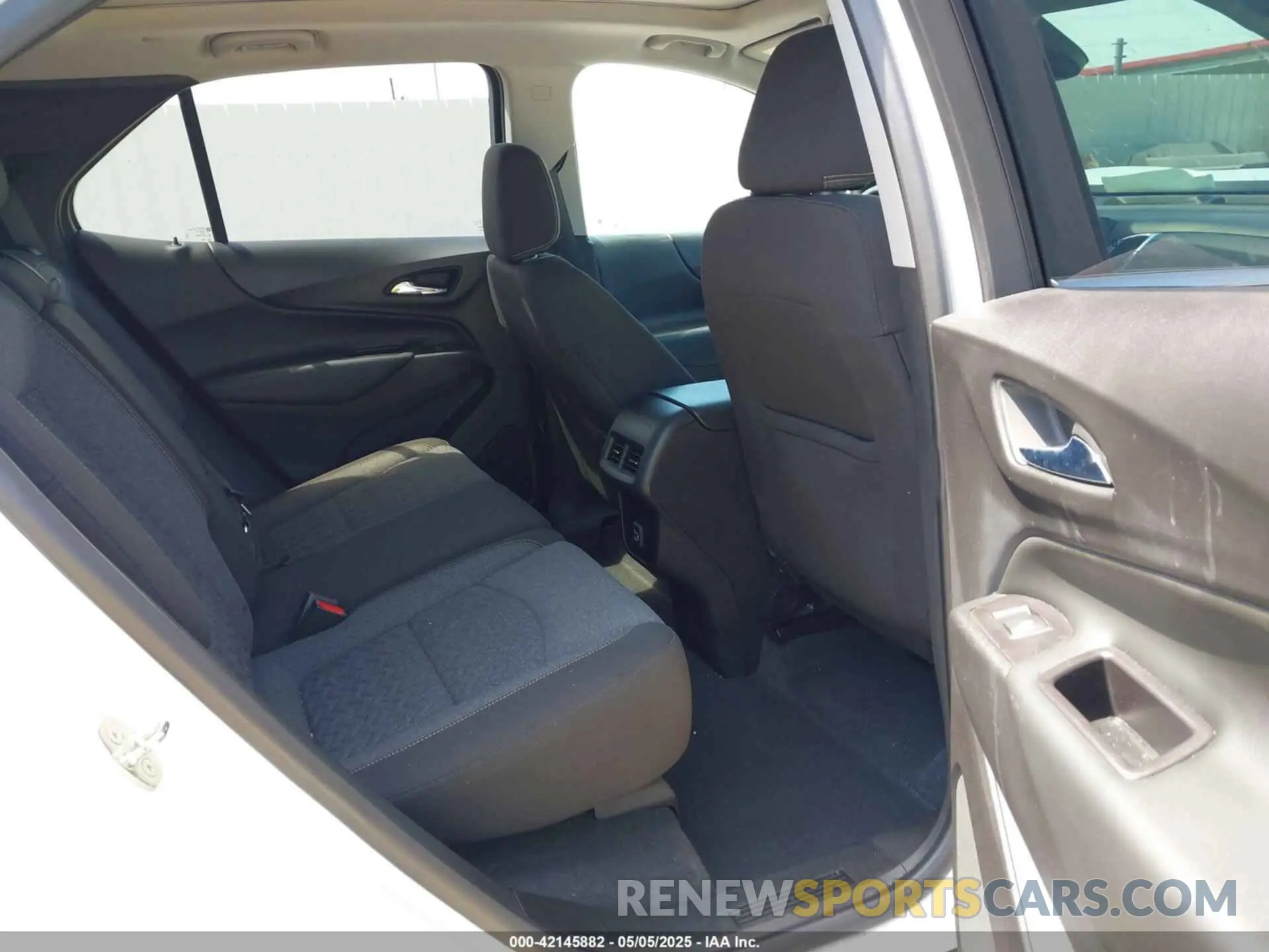 8 Photograph of a damaged car 2GNAXKEV2N6117696 CHEVROLET EQUINOX 2022
