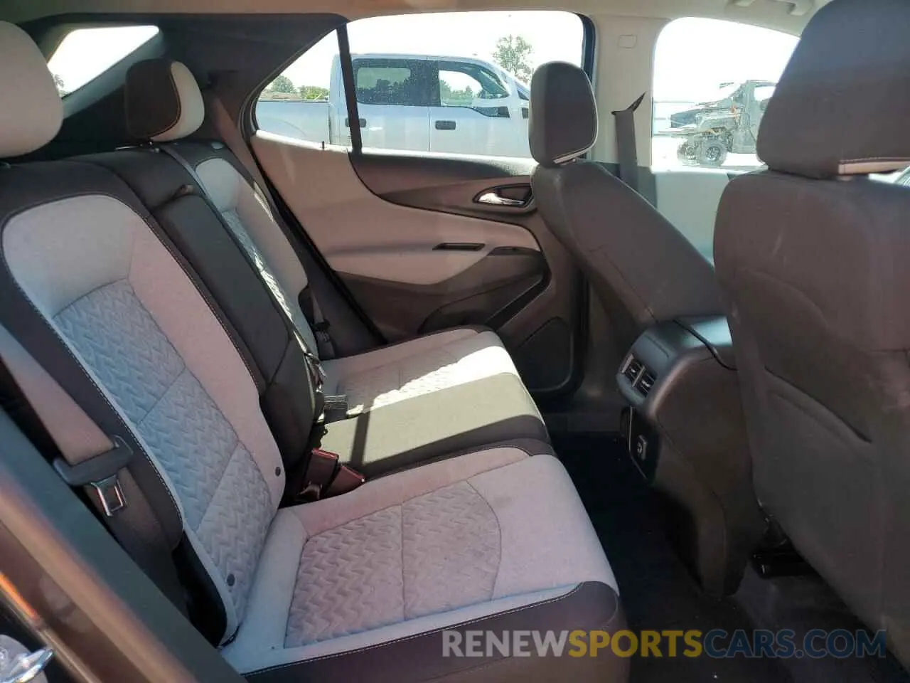 11 Photograph of a damaged car 2GNAXKEV3N6135639 CHEVROLET EQUINOX 2022