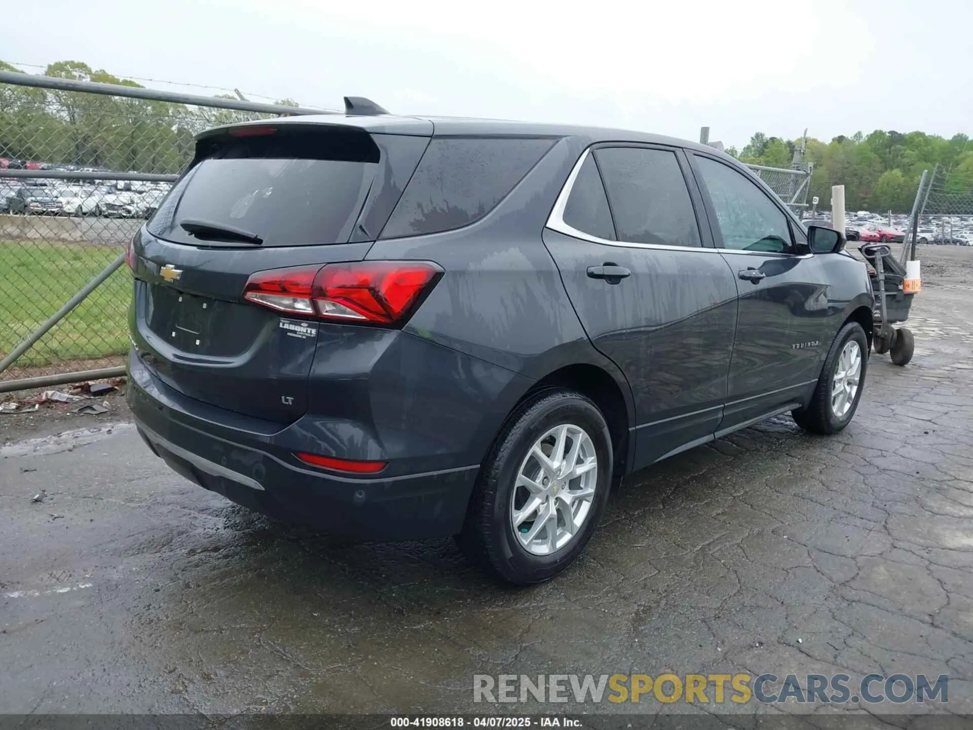 4 Photograph of a damaged car 2GNAXKEV7N6132212 CHEVROLET EQUINOX 2022