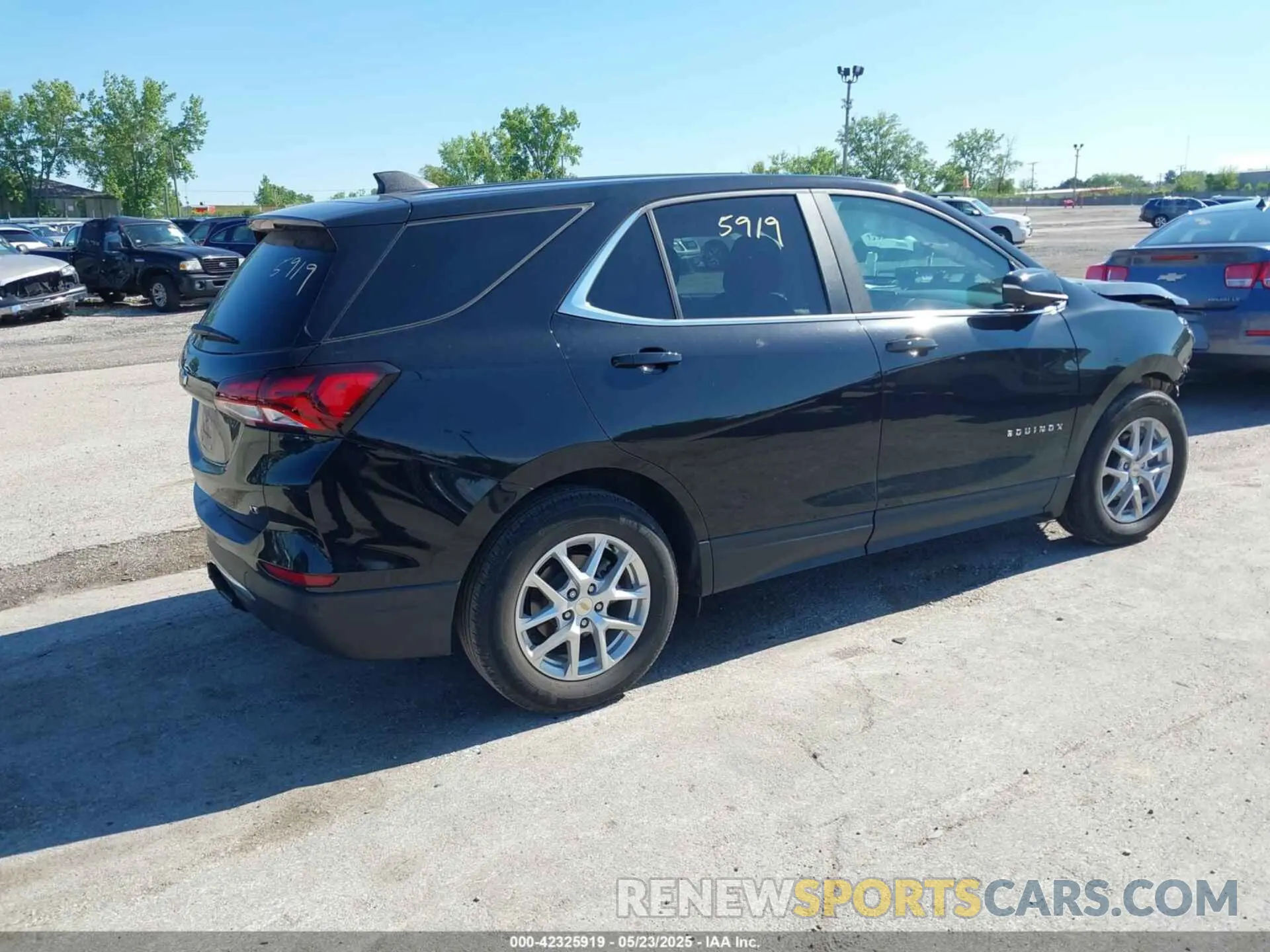4 Photograph of a damaged car 2GNAXKEVXN6102976 CHEVROLET EQUINOX 2022