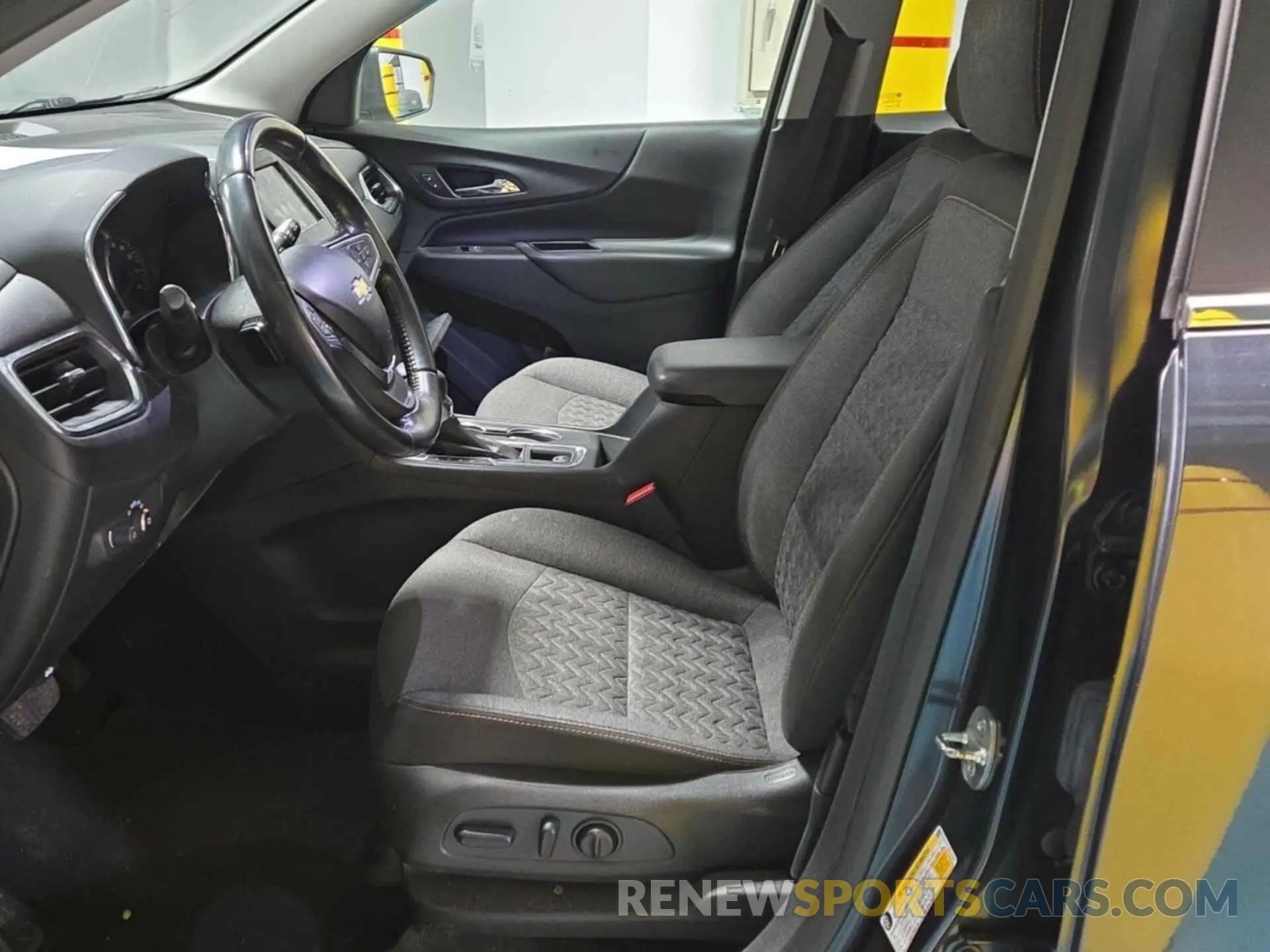 24 Photograph of a damaged car 2GNAXTEV0N6143929 CHEVROLET EQUINOX 2022