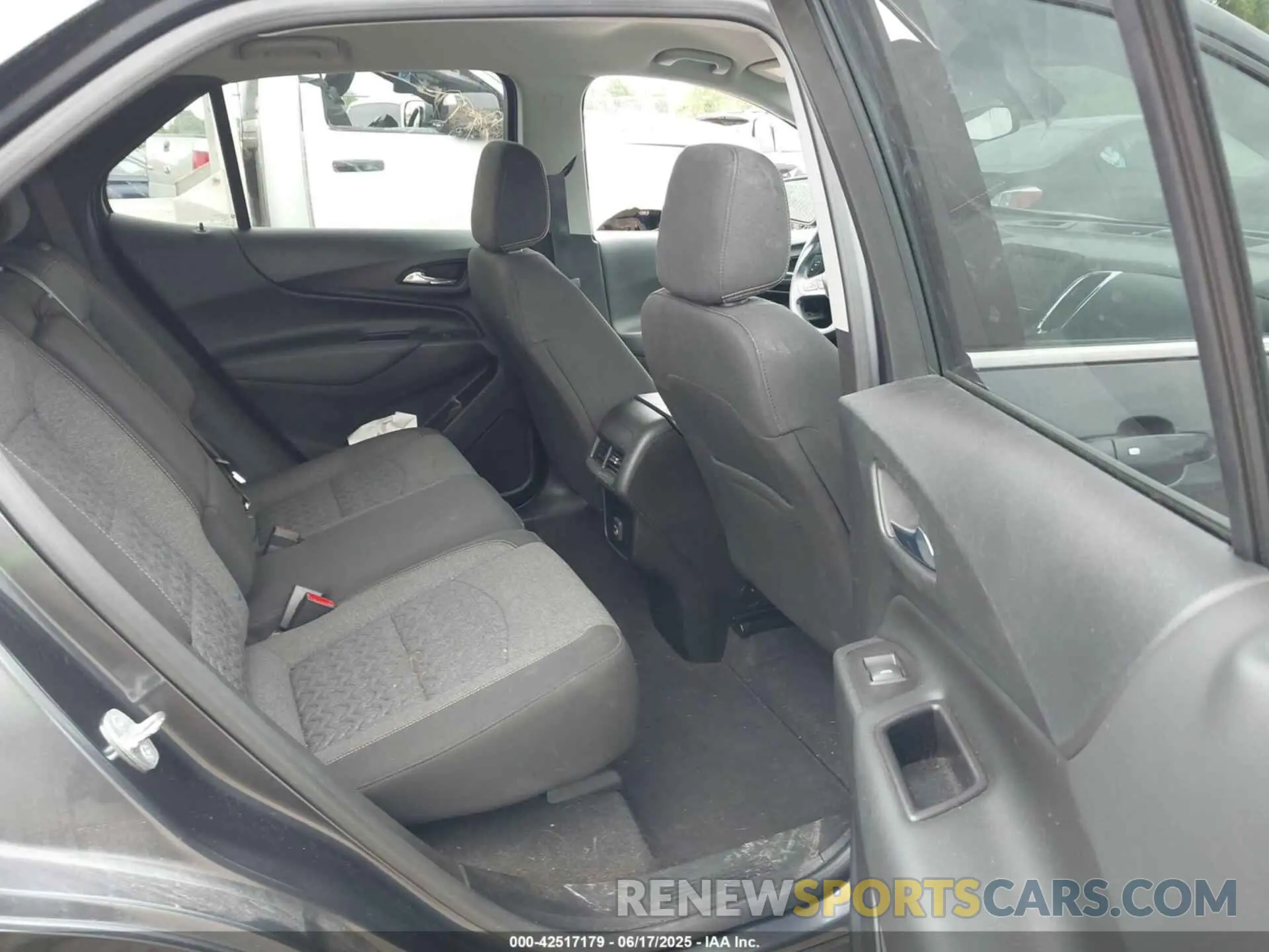 8 Photograph of a damaged car 2GNAXUEV1N6139930 CHEVROLET EQUINOX 2022