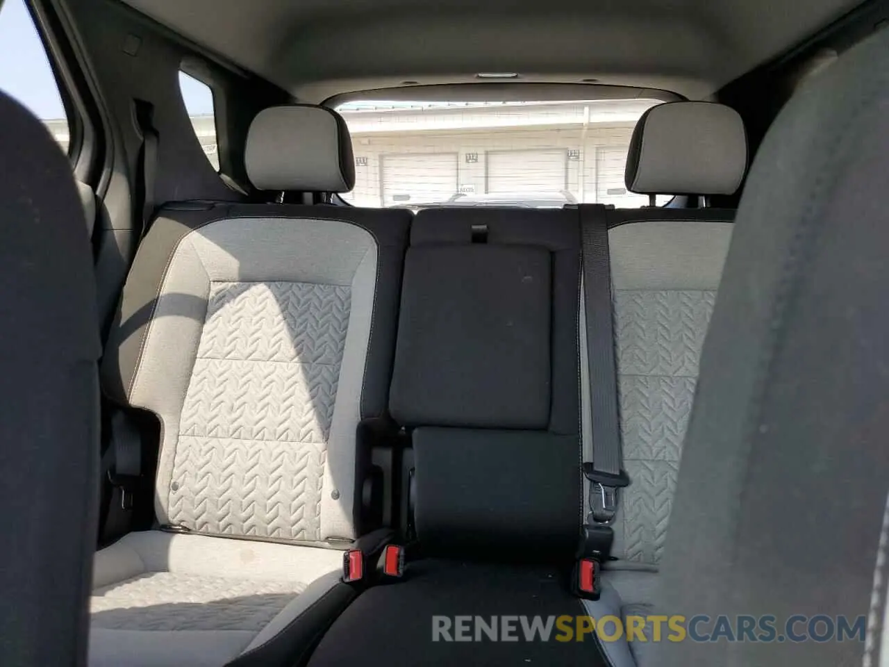 10 Photograph of a damaged car 2GNAXUEV2N6133361 CHEVROLET EQUINOX 2022