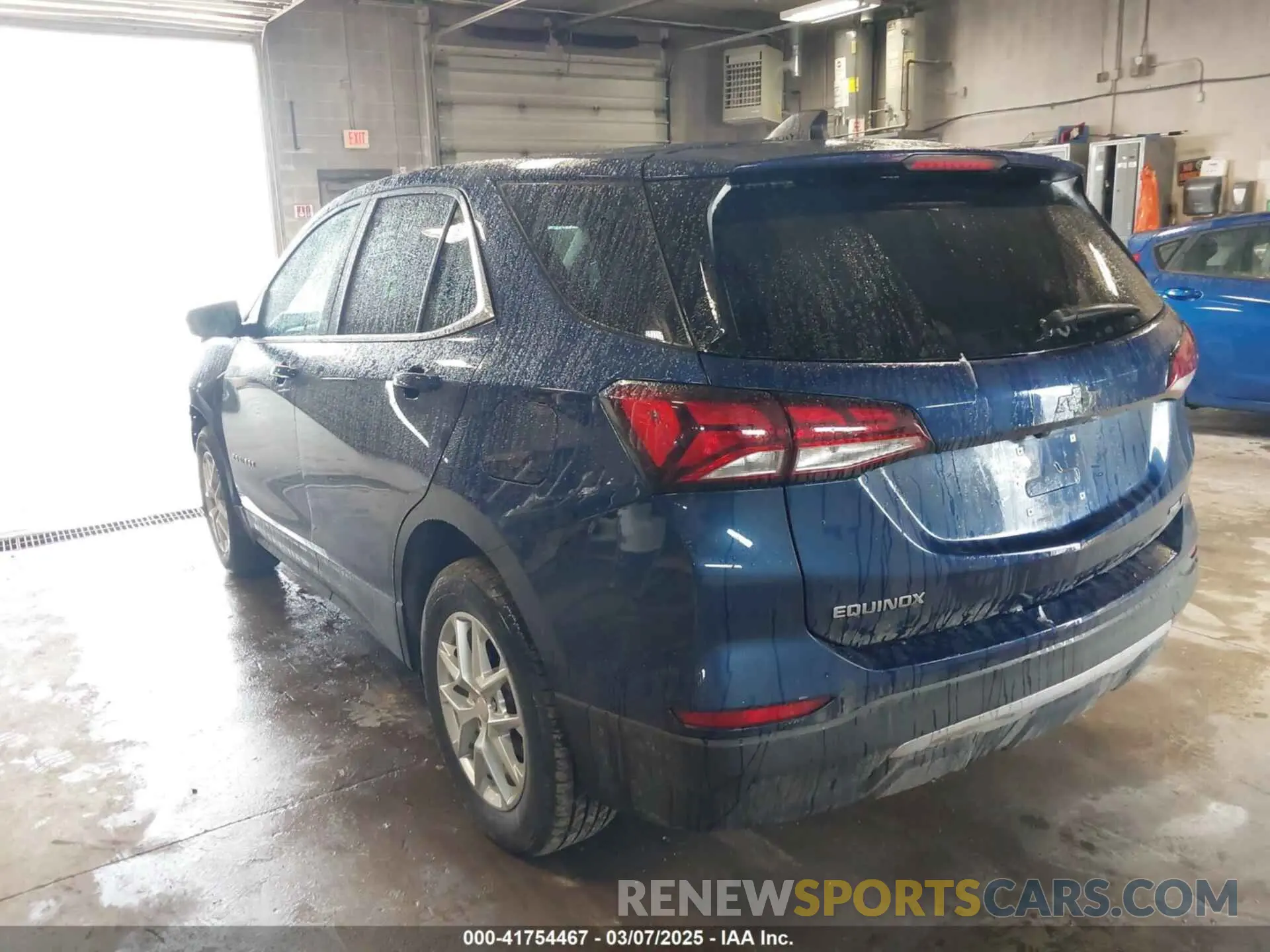 3 Фотография поврежденного автомобиля 2GNAXUEV3N6113863 CHEVROLET EQUINOX 2022