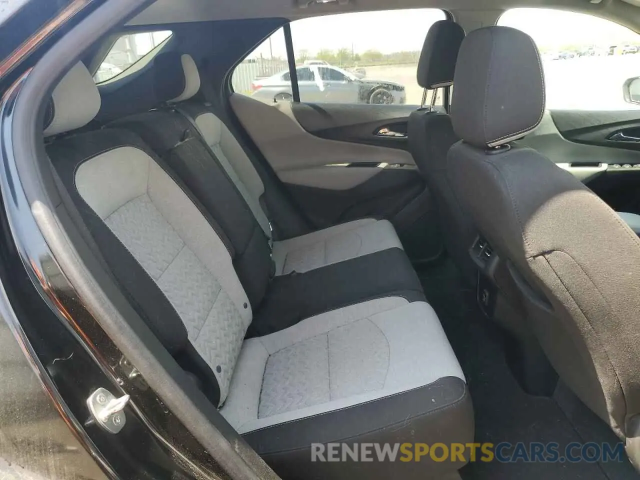 11 Photograph of a damaged car 2GNAXUEV3N6130274 CHEVROLET EQUINOX 2022