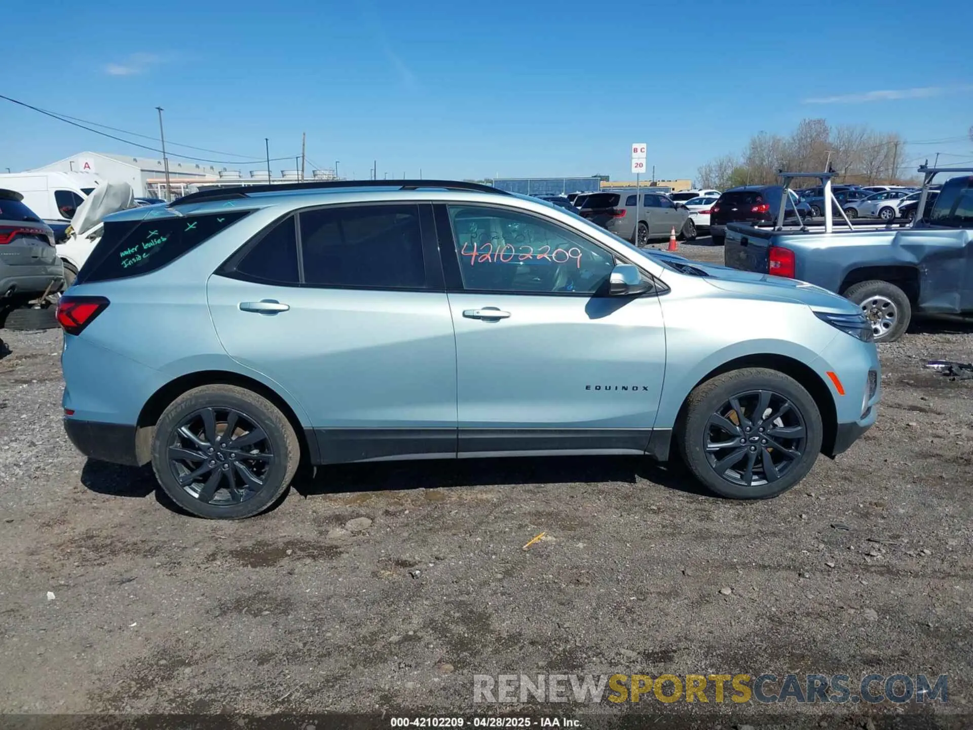 13 Photograph of a damaged car 2GNAXWEV0N6129532 CHEVROLET EQUINOX 2022