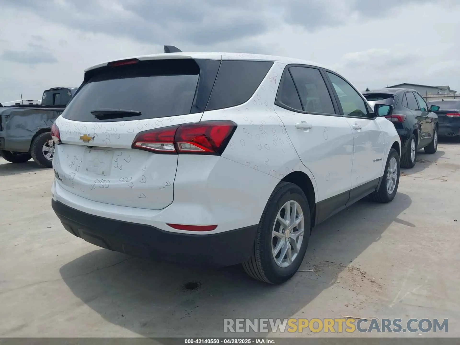 4 Photograph of a damaged car 3GNAXHEV3NS222736 CHEVROLET EQUINOX 2022