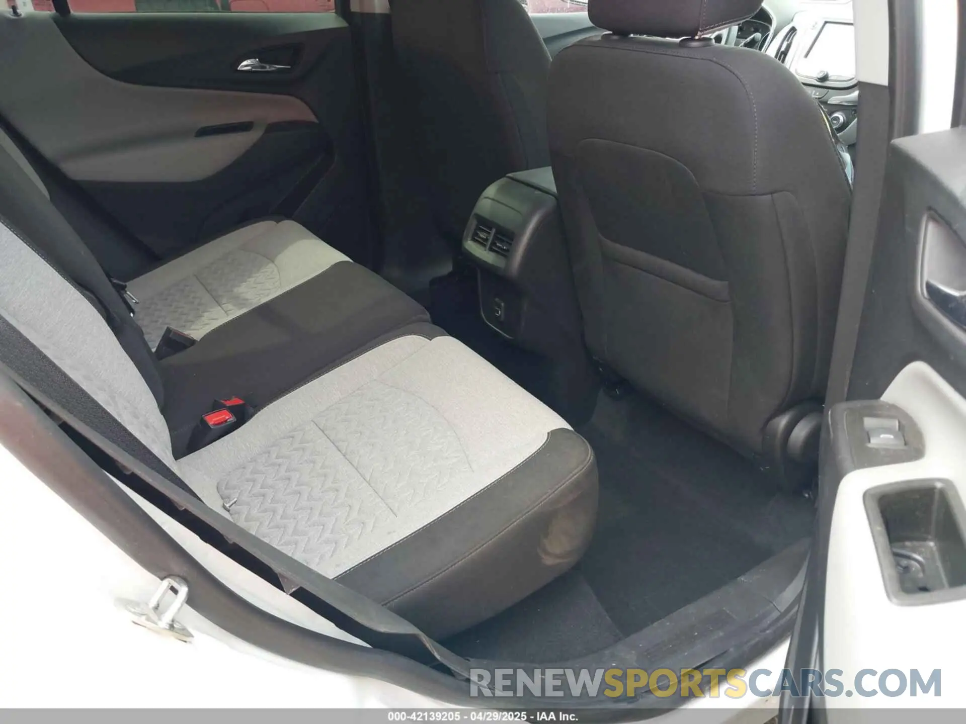 8 Photograph of a damaged car 3GNAXHEV9NS242439 CHEVROLET EQUINOX 2022
