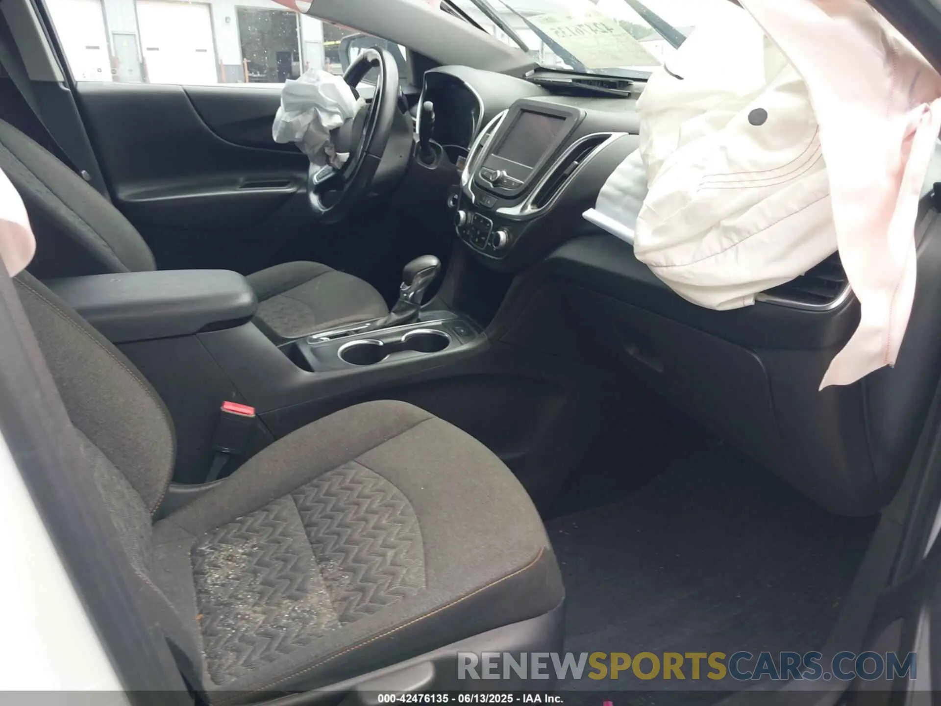 5 Photograph of a damaged car 3GNAXKEV0NL153852 CHEVROLET EQUINOX 2022