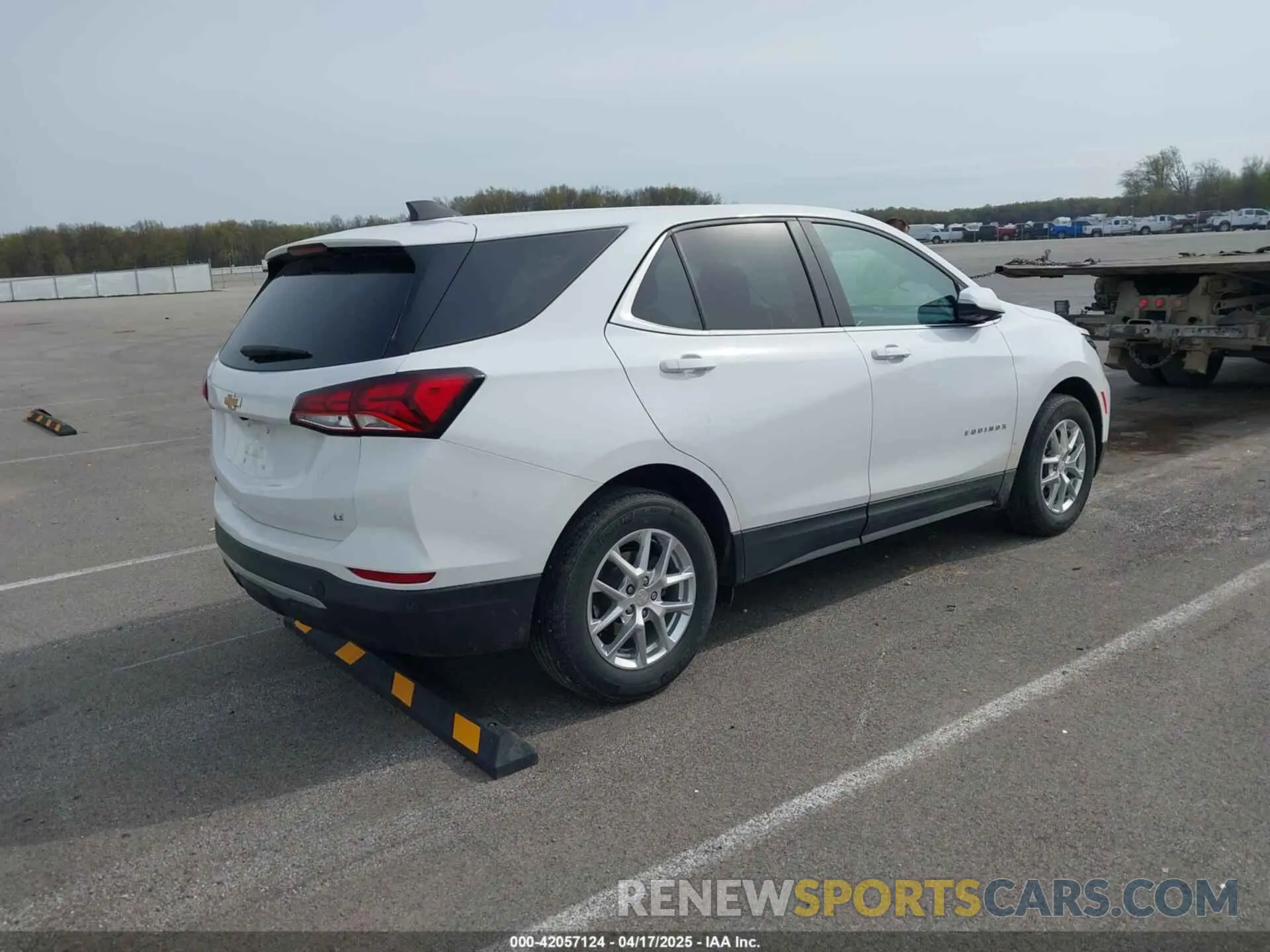 4 Photograph of a damaged car 3GNAXKEV0NL204590 CHEVROLET EQUINOX 2022