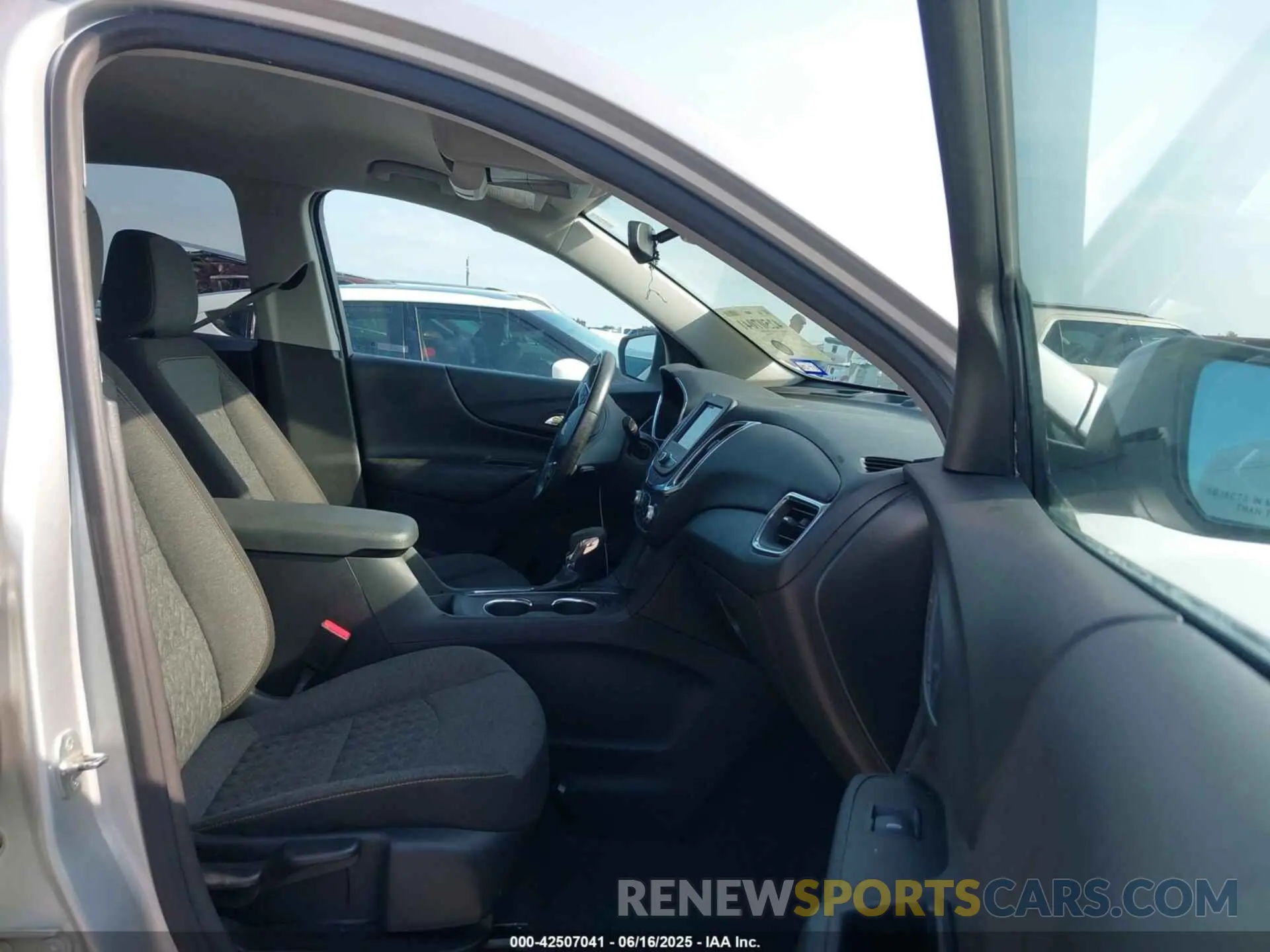 5 Photograph of a damaged car 3GNAXKEV5NL160179 CHEVROLET EQUINOX 2022